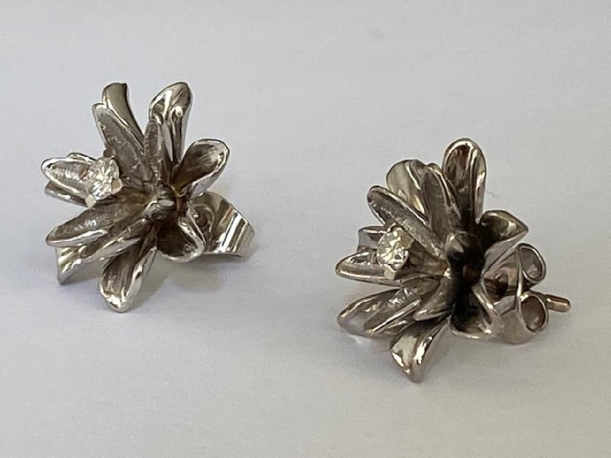 Women's 14 kt. White gold floral design Earrings with Diamonds For Sale
