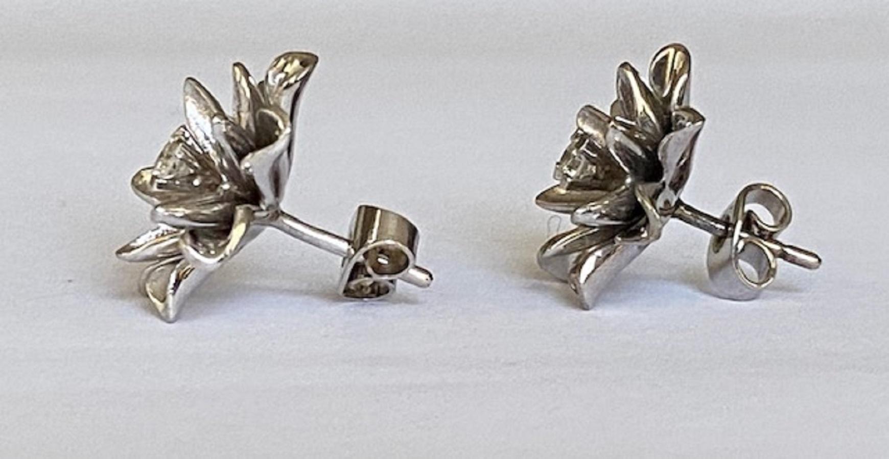 14 kt. White gold floral design Earrings with Diamonds For Sale 1