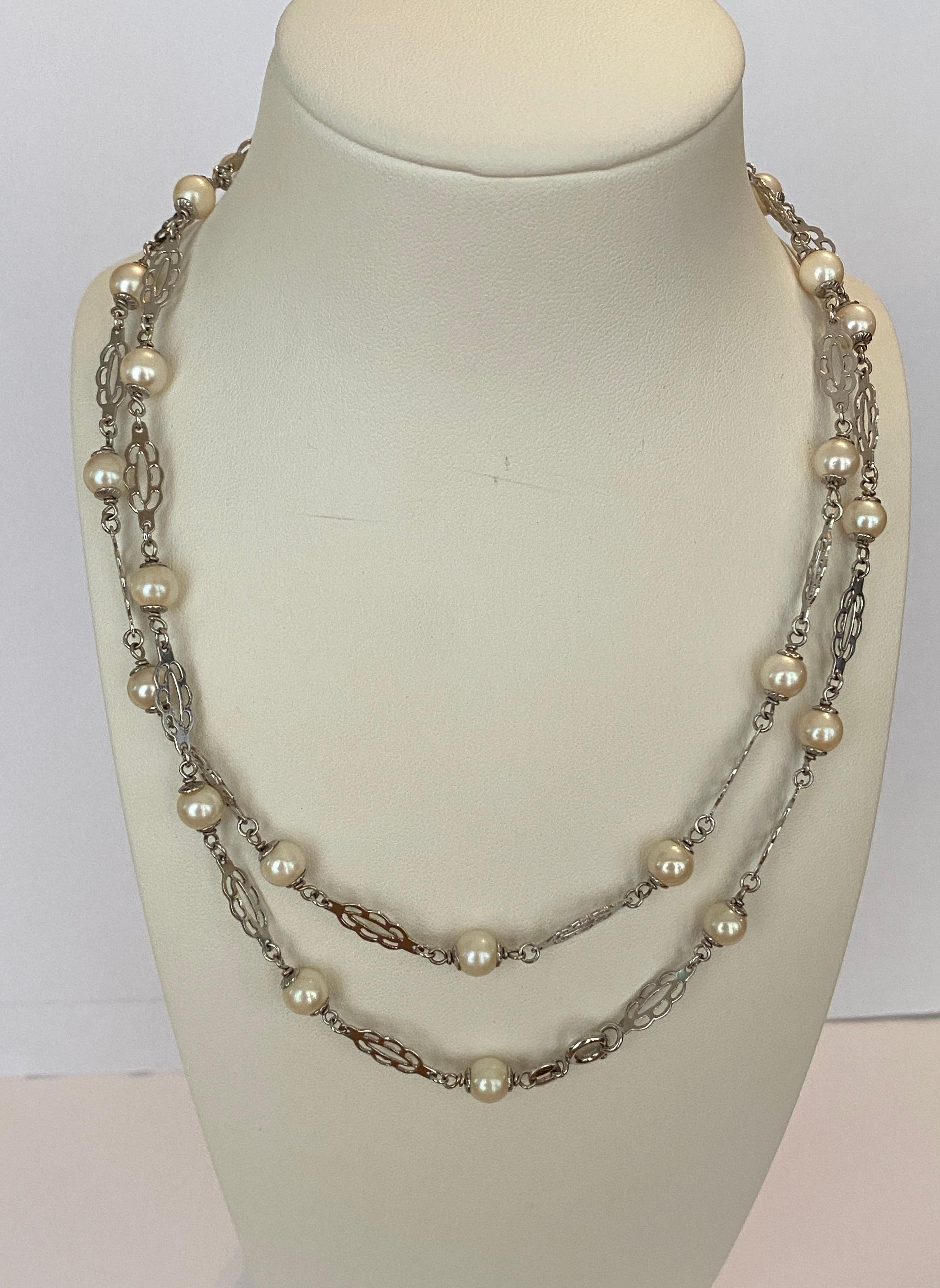 Angeboten wird eine schöne Vintage 14 KT Weißgold sautoir mit Perlen. Die Halskette ist verziert mit 52  natürliche Süßwasser-Zuchtperlen. Perlen von großer Regelmäßigkeit und sehr feinem Lüster. 
Die Größe der Perlen: von 6,25 mm bis 6,40 mm.