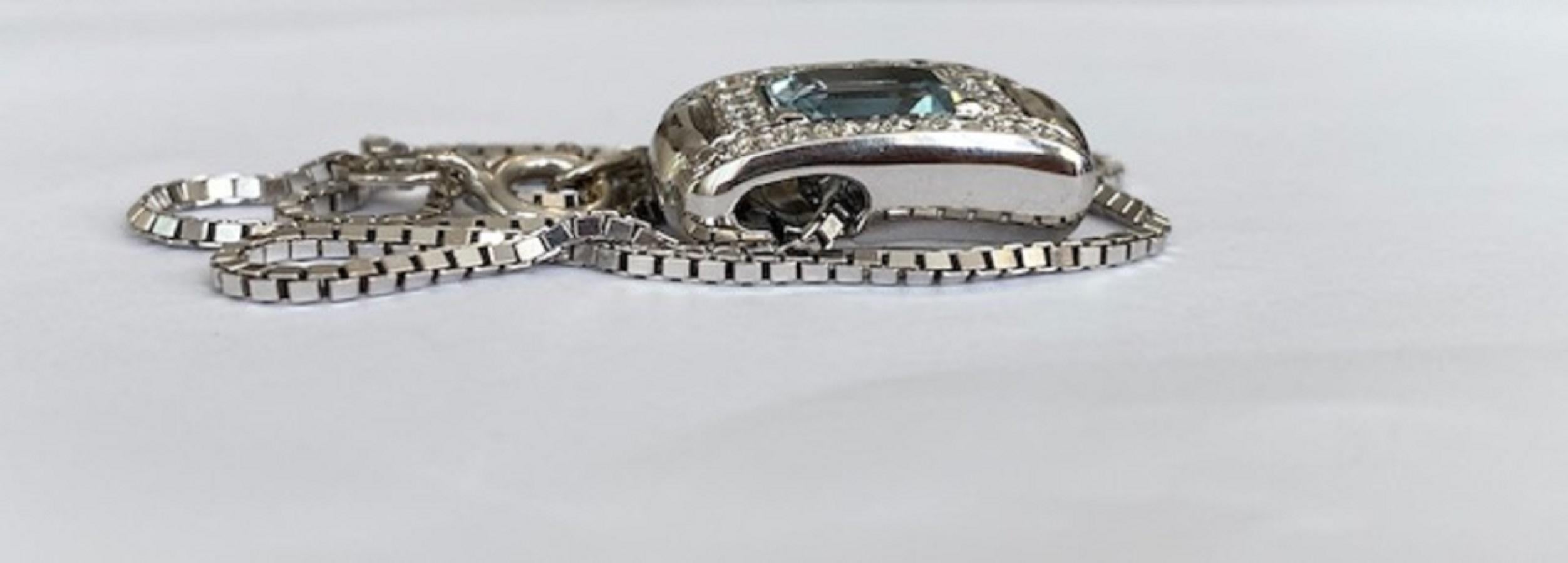 14 kt. Collana in oro bianco con ciondolo di circa 4,00 ct di acquamarina e diamanti in vendita 5