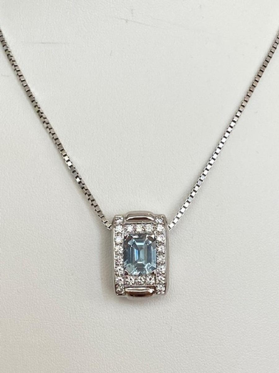 Collana in oro bianco 14 kt e un pendente a clip con 22 diamanti taglio brillante, circa 0,80 ct, qualità F/G/VVS, e un'acquamarina ottagonale sfaccettata, circa 4,00 ct. Il certificato e il rapporto di valutazione sono inclusi.
Sia la collana che