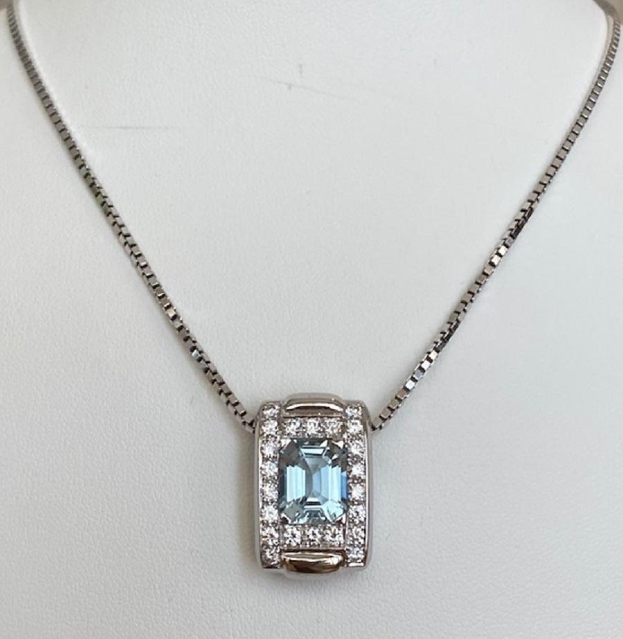 Belle Époque 14 kt. Collana in oro bianco con ciondolo di circa 4,00 ct di acquamarina e diamanti in vendita