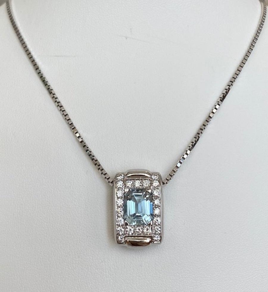 Ottagono 14 kt. Collana in oro bianco con ciondolo di circa 4,00 ct di acquamarina e diamanti in vendita