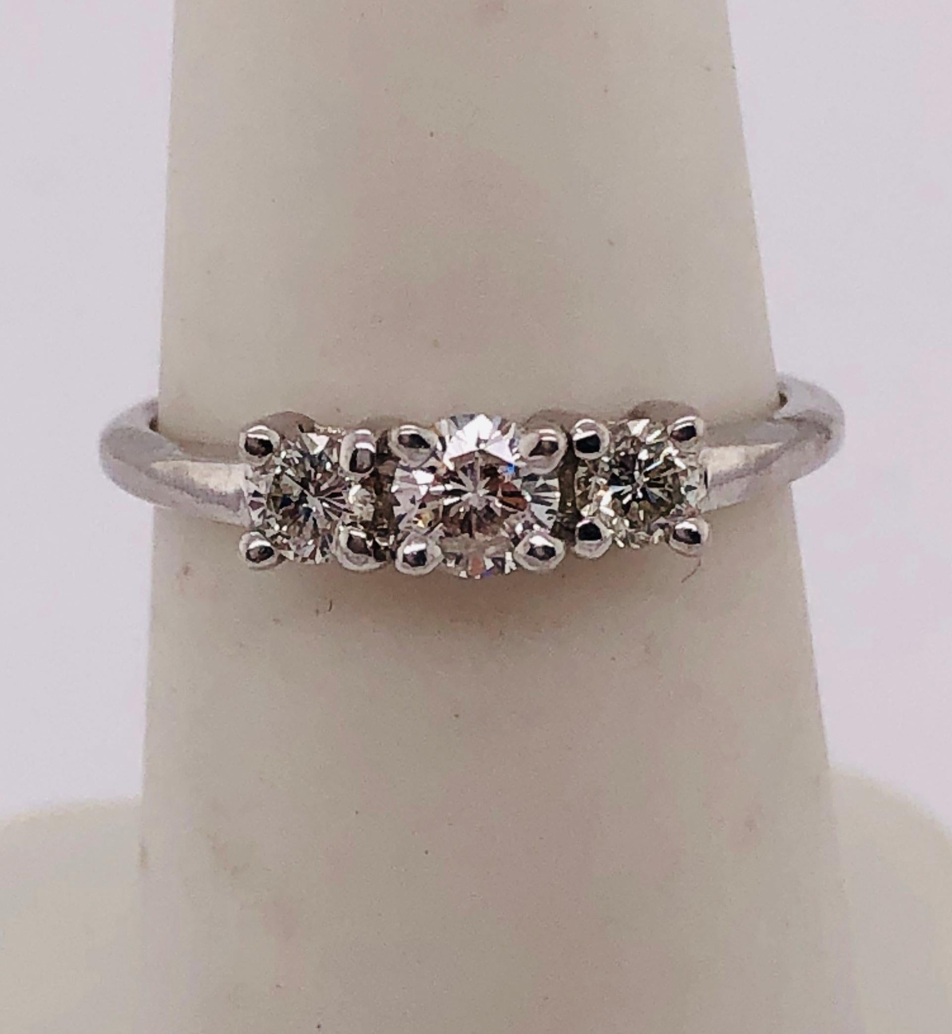 Modern 14 Karat Gold Three-Stone Diamond Engagement Anniversary Bridal Ring 0.75 TDW For Sale