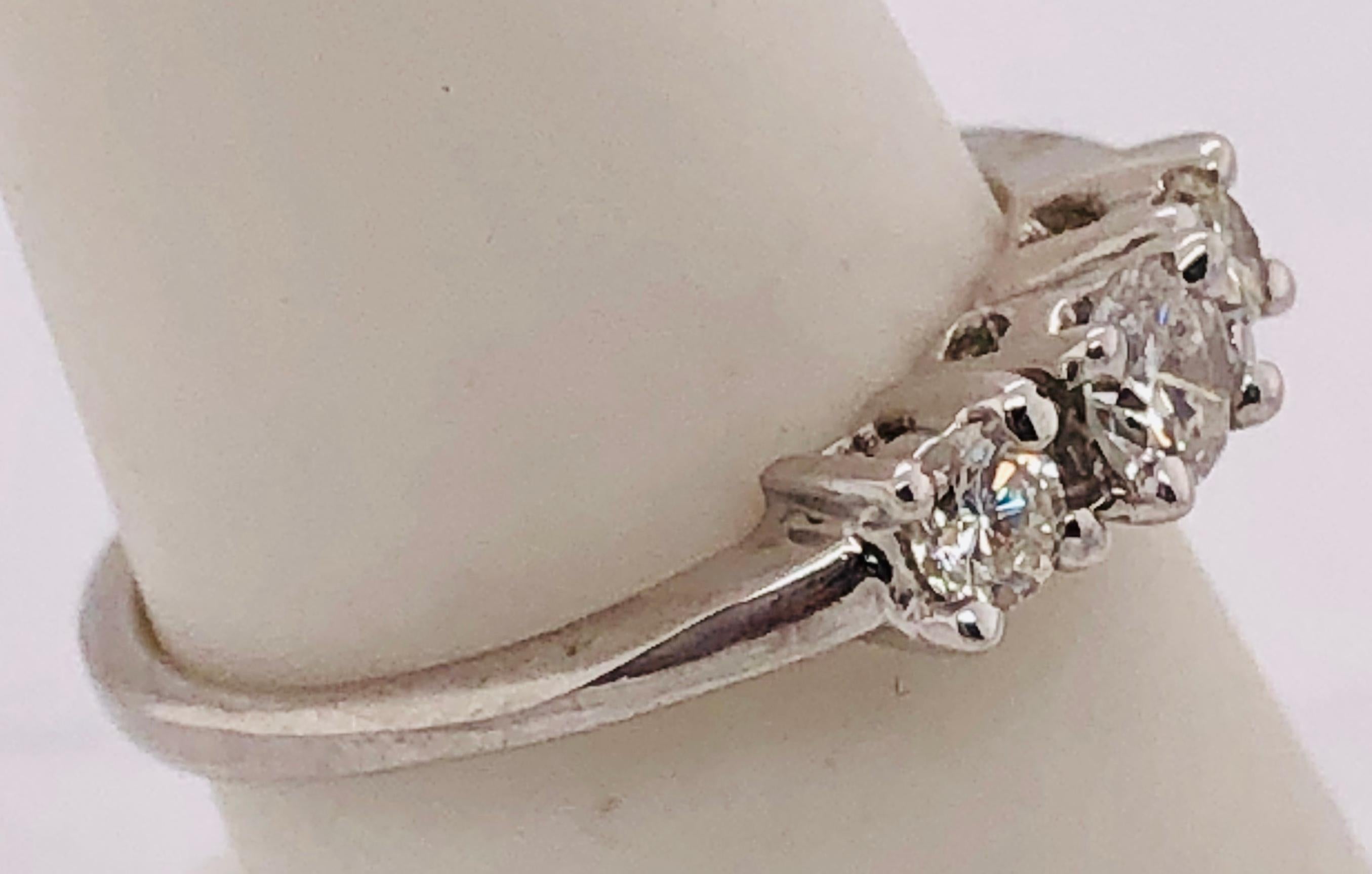14 Karat Gold Three-Stone Diamond Engagement Anniversary Bridal Ring 0.75 TDW In Good Condition For Sale In Stamford, CT