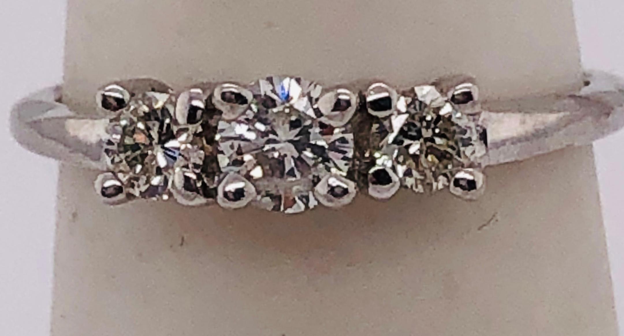14 Karat Gold Three-Stone Diamond Engagement Anniversary Bridal Ring 0.75 TDW For Sale 2