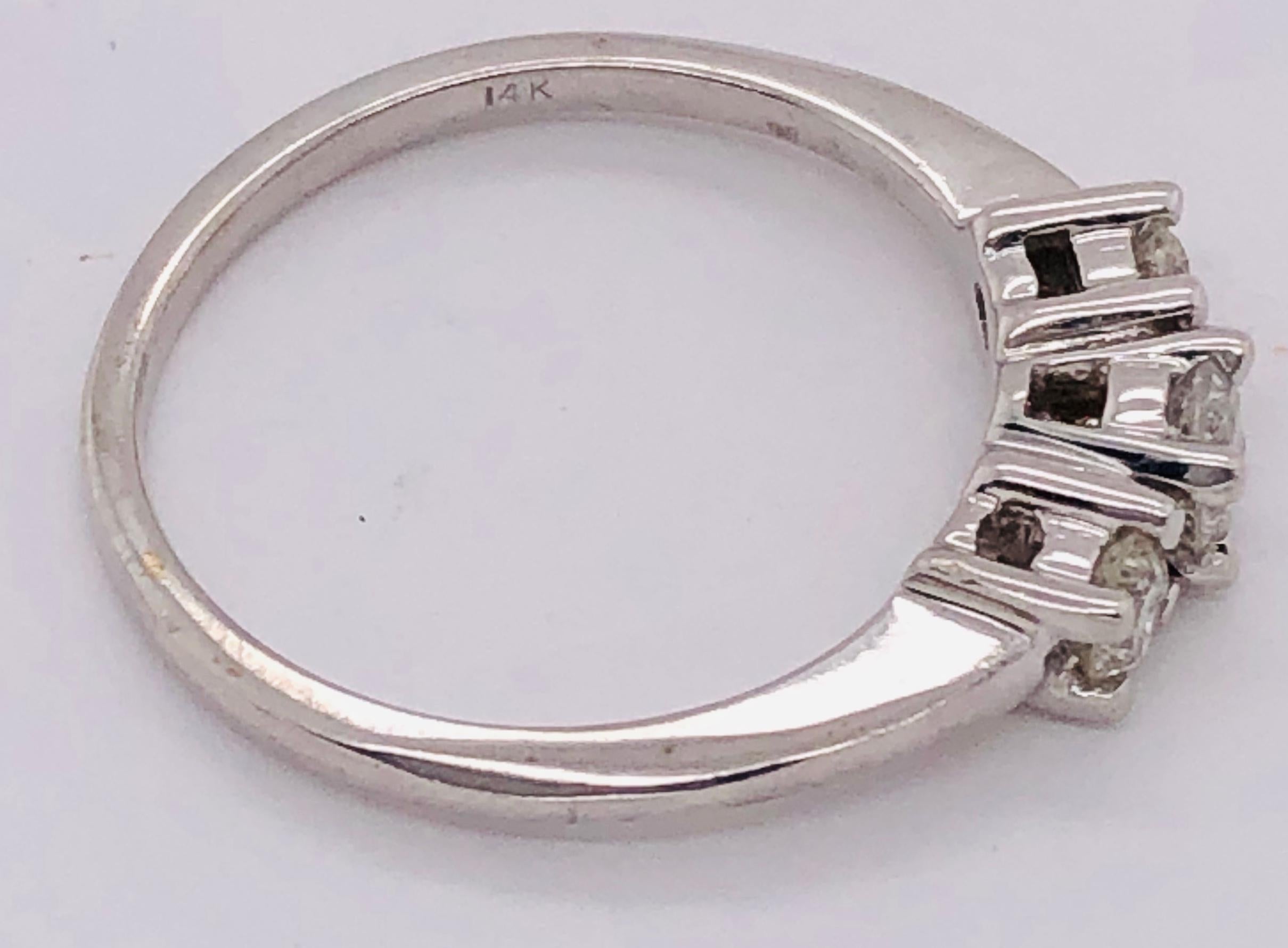 14 Karat Gold Three-Stone Diamond Engagement Anniversary Bridal Ring 0.75 TDW For Sale 3