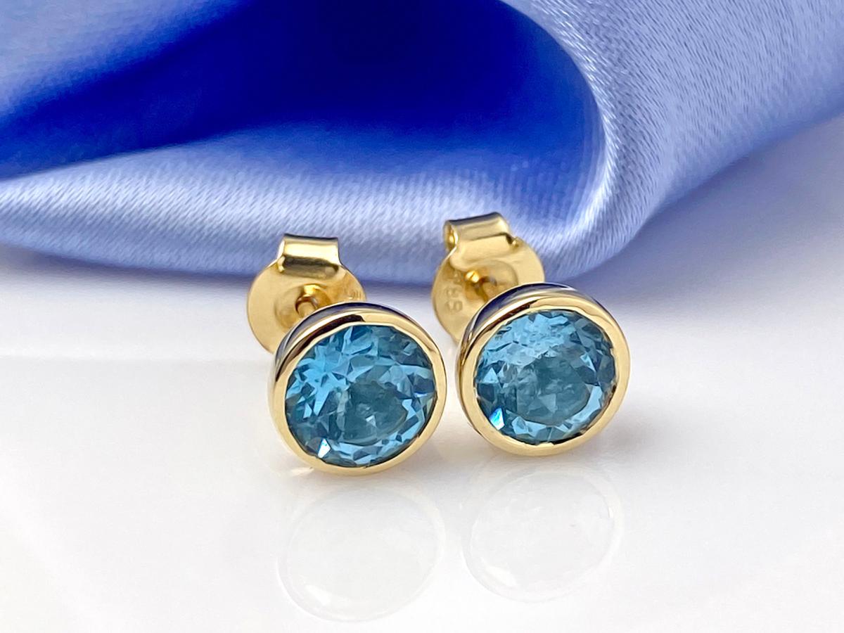 Material :  14KT Yellow Gold
Gold Weight : 2.14 Gram
Earring Size : 0.5cmX1.5cm
Set with : Swiss Blue Topaz

Gem Stone : 2 Swiss Blue Topaz
Gem Stone Carat : 2.14

Condition :  New

Certification : No Certificate

Design Code : 