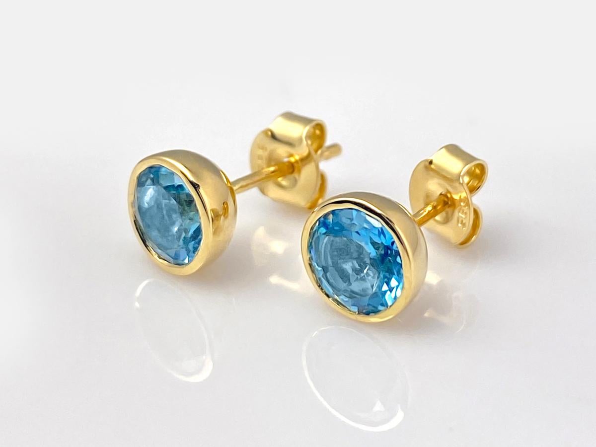 Taglio rotondo 14 kt Yellow gold 2.14ct Topaz 'Azure Ocean' Bezel Studs' in vendita