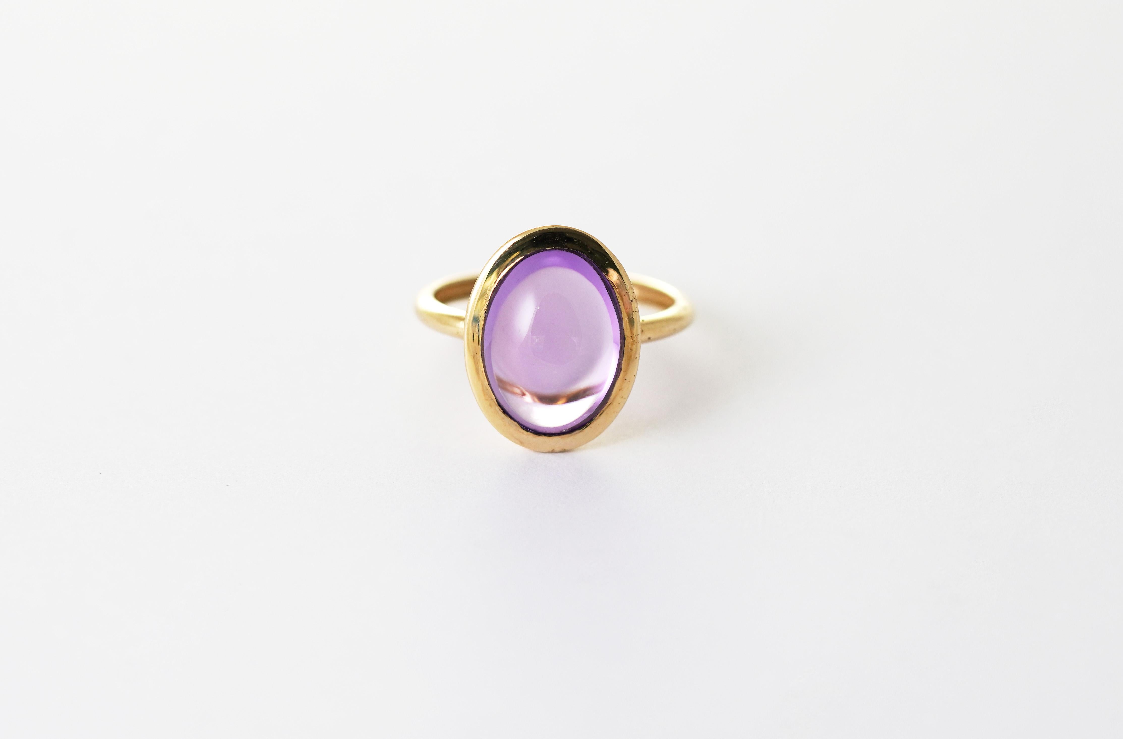 Questo anello raffinato e contemporaneo di Antonio Gems mette in risalto la tranquilla eleganza di un design pulito e di una lavorazione di alta qualità. Realizzato in oro giallo 14 kt, il pezzo presenta un castone liscio e minimalista che