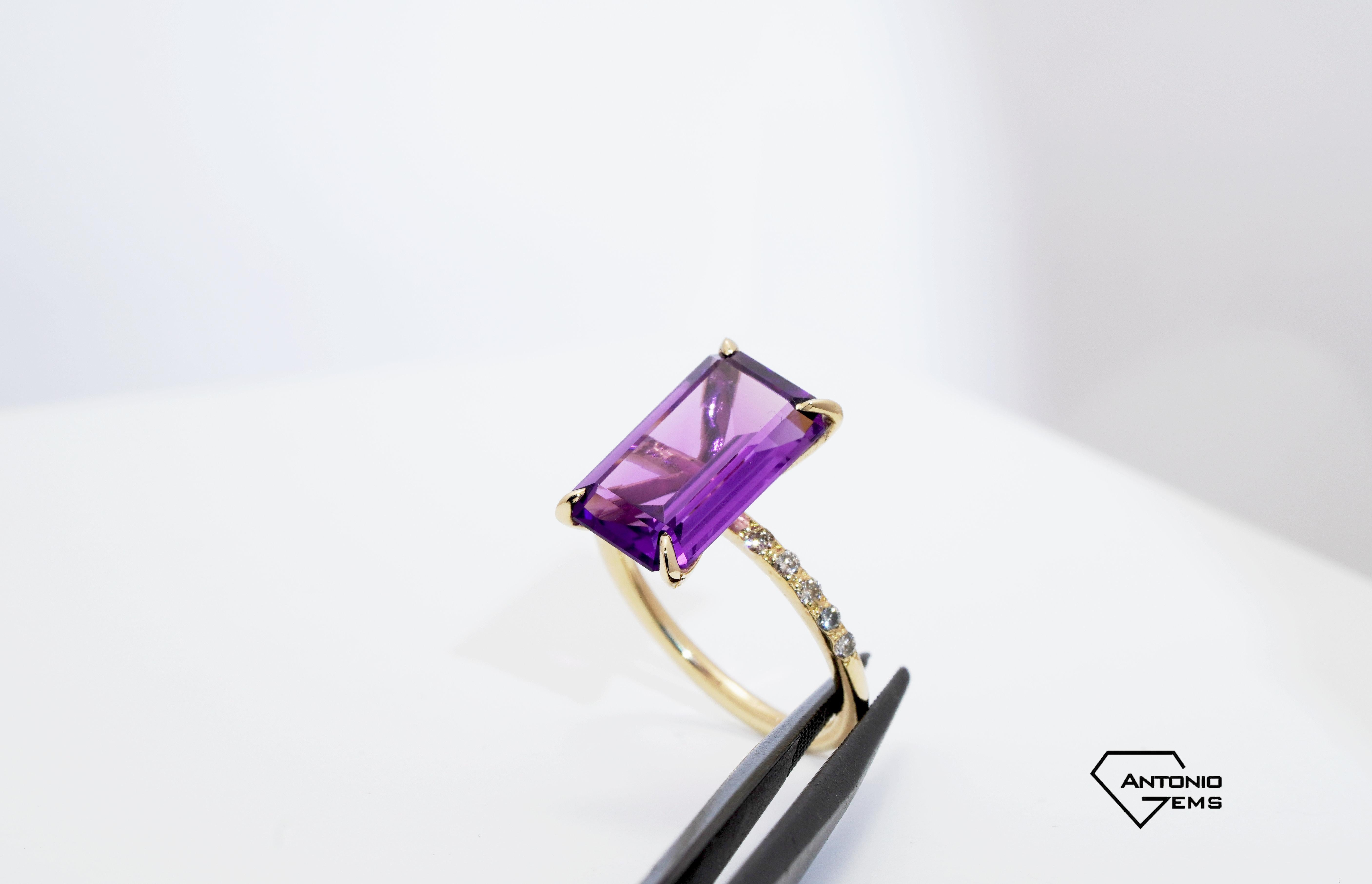 14 kt Gold Ring with Amethyst and Diamonds
Gold color: Yellow
Ring size: 5 1/2 US
Total weight: 2.80 grams

Set with:
- Aquamarine
Cut: Emerald
Color: Purple

- 10 Diamonds of total: 0.12 ct
Cut: Brilliant