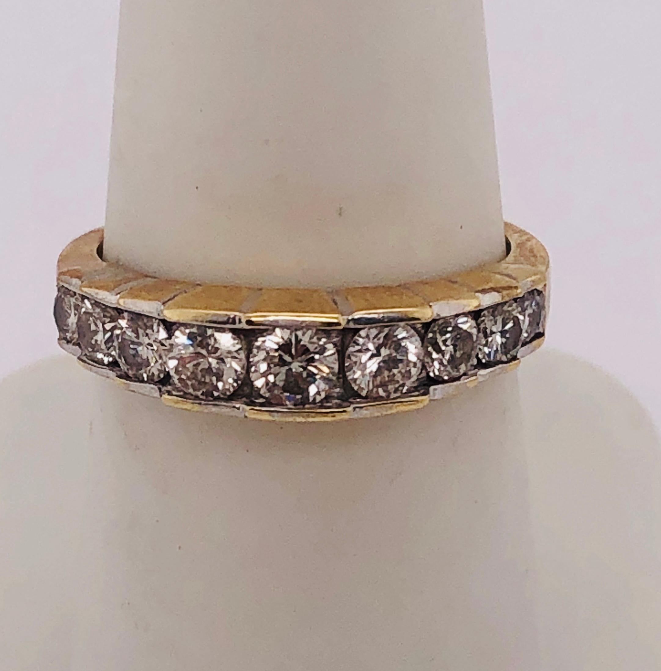 Taille ronde Bague d'anniversaire en or jaune 14 carats et neuf diamants gradués 1,00 TDW en vente