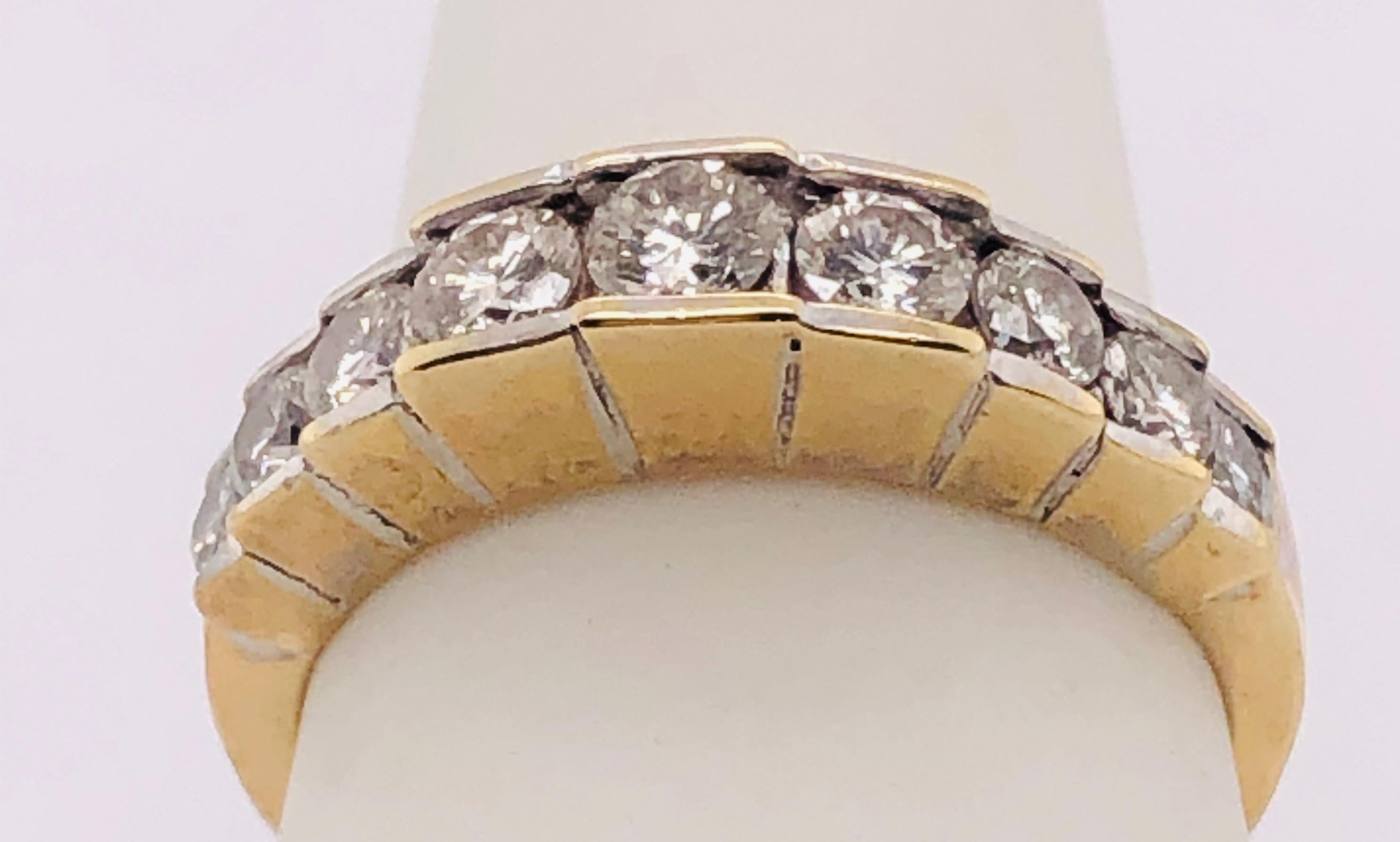 Anello anniversario in oro giallo 14 Kt e nove diamanti graduali
 1,00 Peso totale del diamante
Dimensione 7 
4 grammi di peso totale