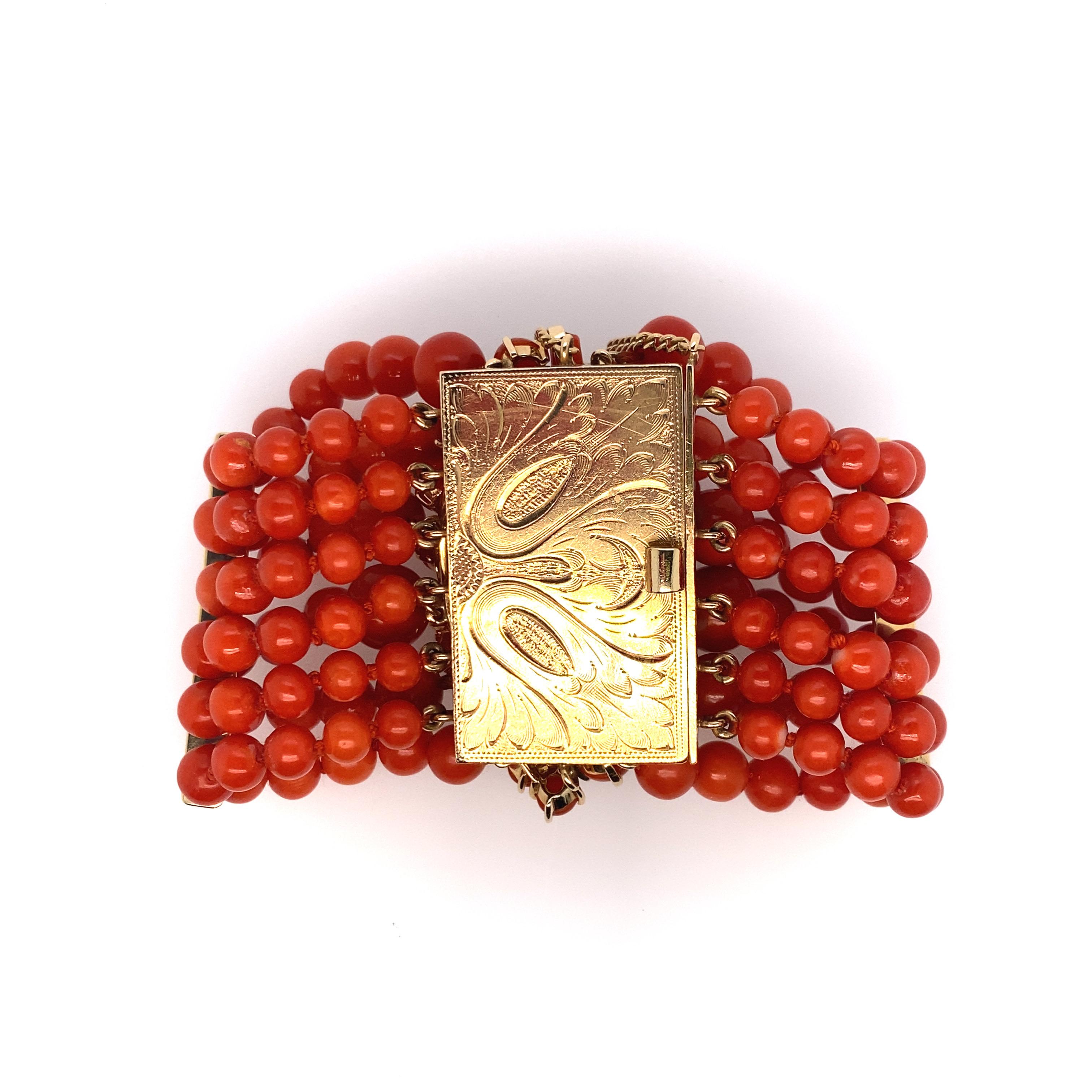 Perle Bracelet italien vintage en or jaune 14 carats et corail rouge en vente