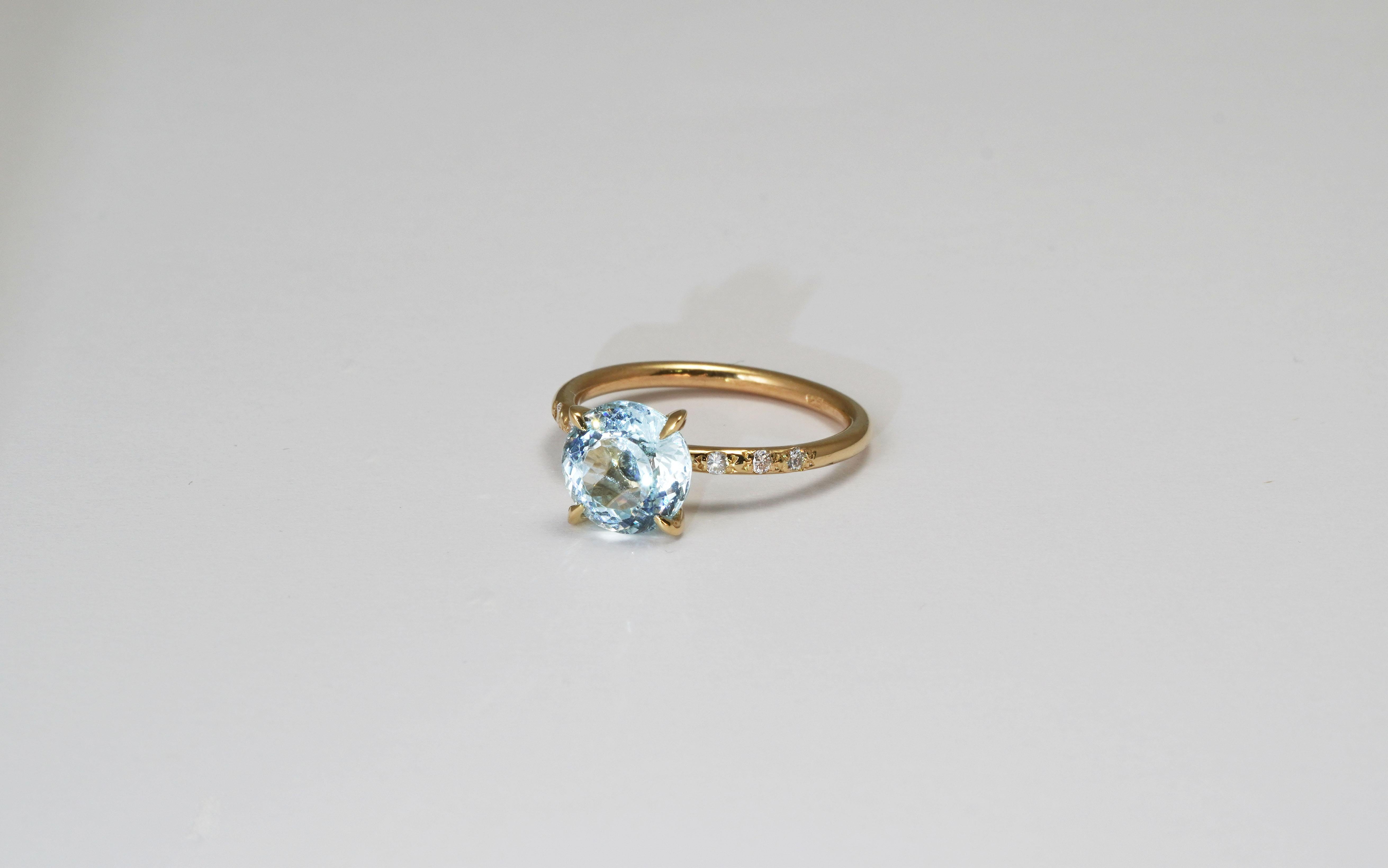 14 kt Gold ring with Aquamarine and Diamonds
Gold color: Yellow
Ring size: 5 US
Total weight: 1.97 grams

Set with:
- Aquamarine
Cut: Round 
Weight: 1.74 ct
Color: Blue

- 6 diamonds of total: 0.06 ct
Cut: Brilliant