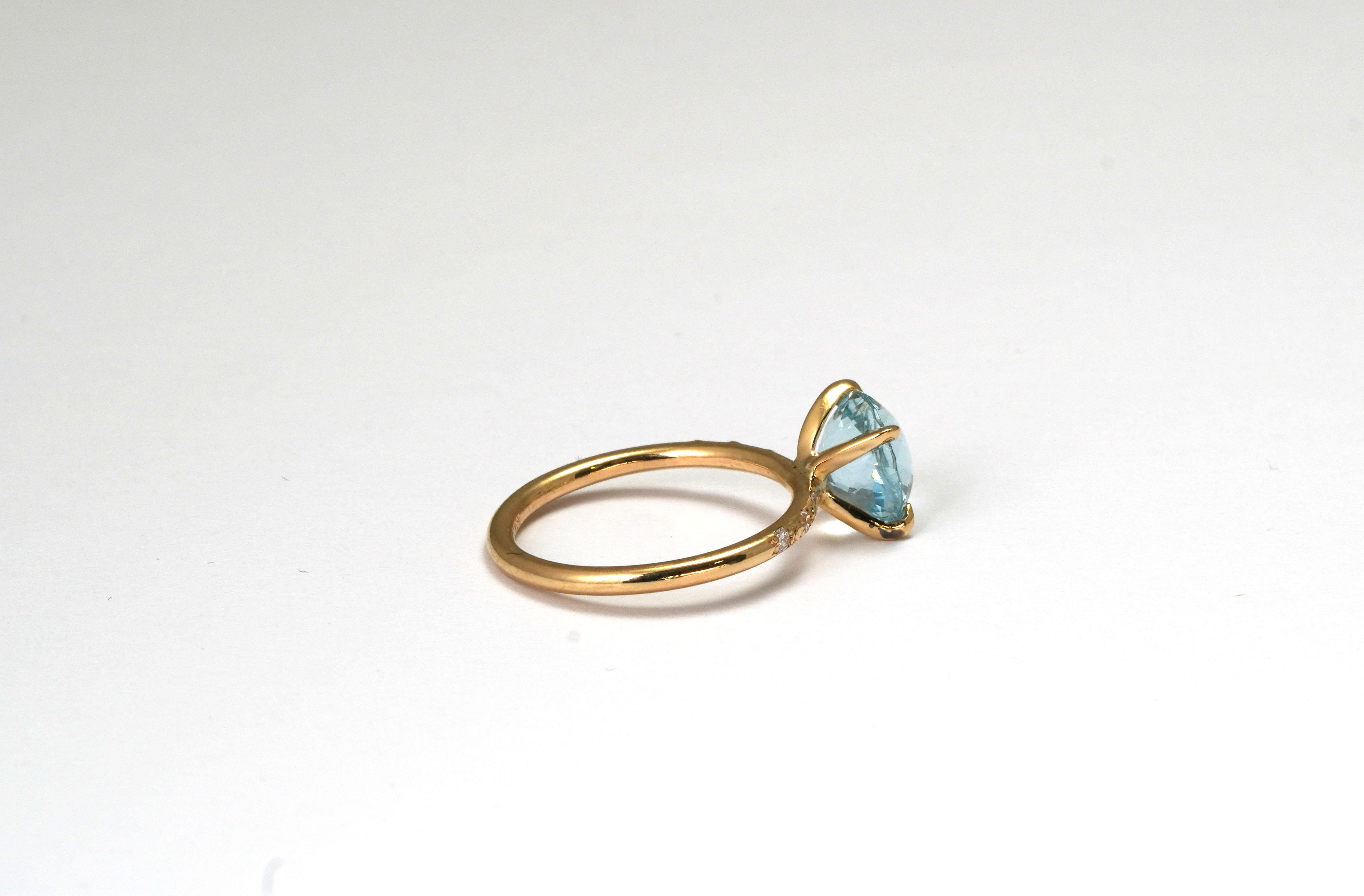Round Cut 14 kt Yellow Gold Aquamarine Diamond Cocktail Ring For Sale