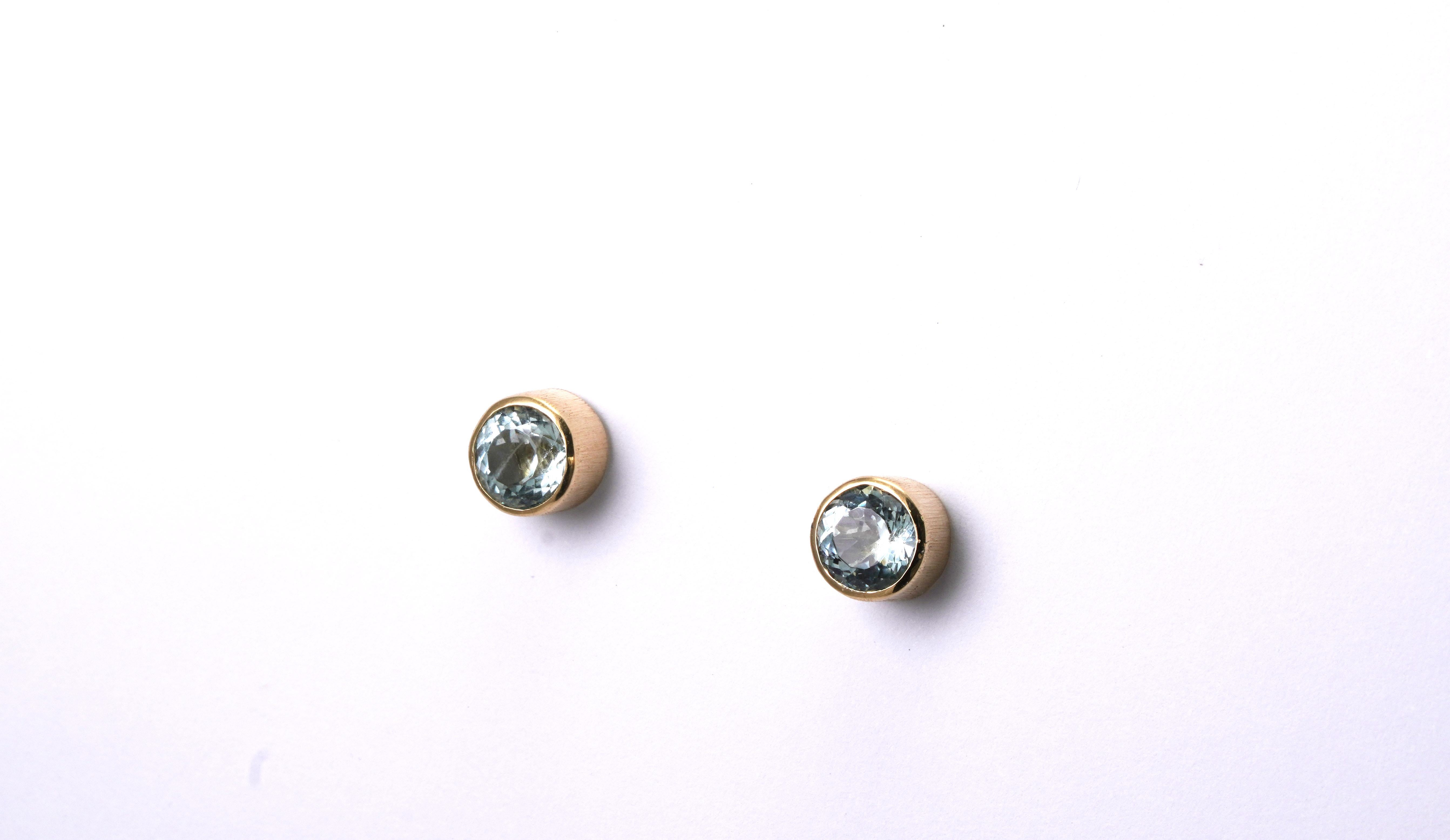 14 kt gold pair of earrings with Aquamarine
Gold Color: Yellow
Diameter: 6.5 mm
Total weight: 1.87 grams

Set with:
- Aquamarine
Cut: Round 
Color / Clarity: Blue / Transparent