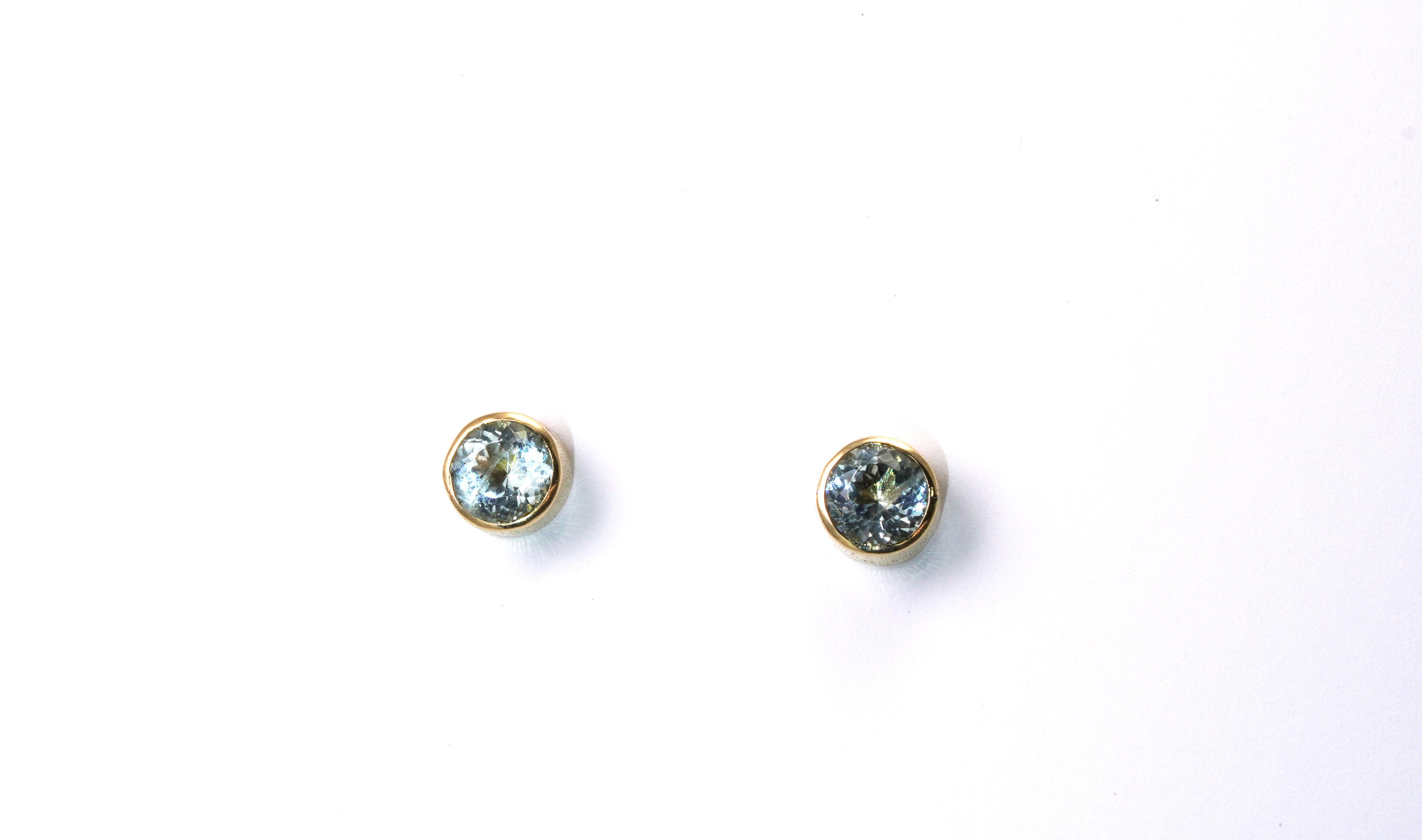 Round Cut 14 Kt Yellow Gold Aquamarine Earrings For Sale
