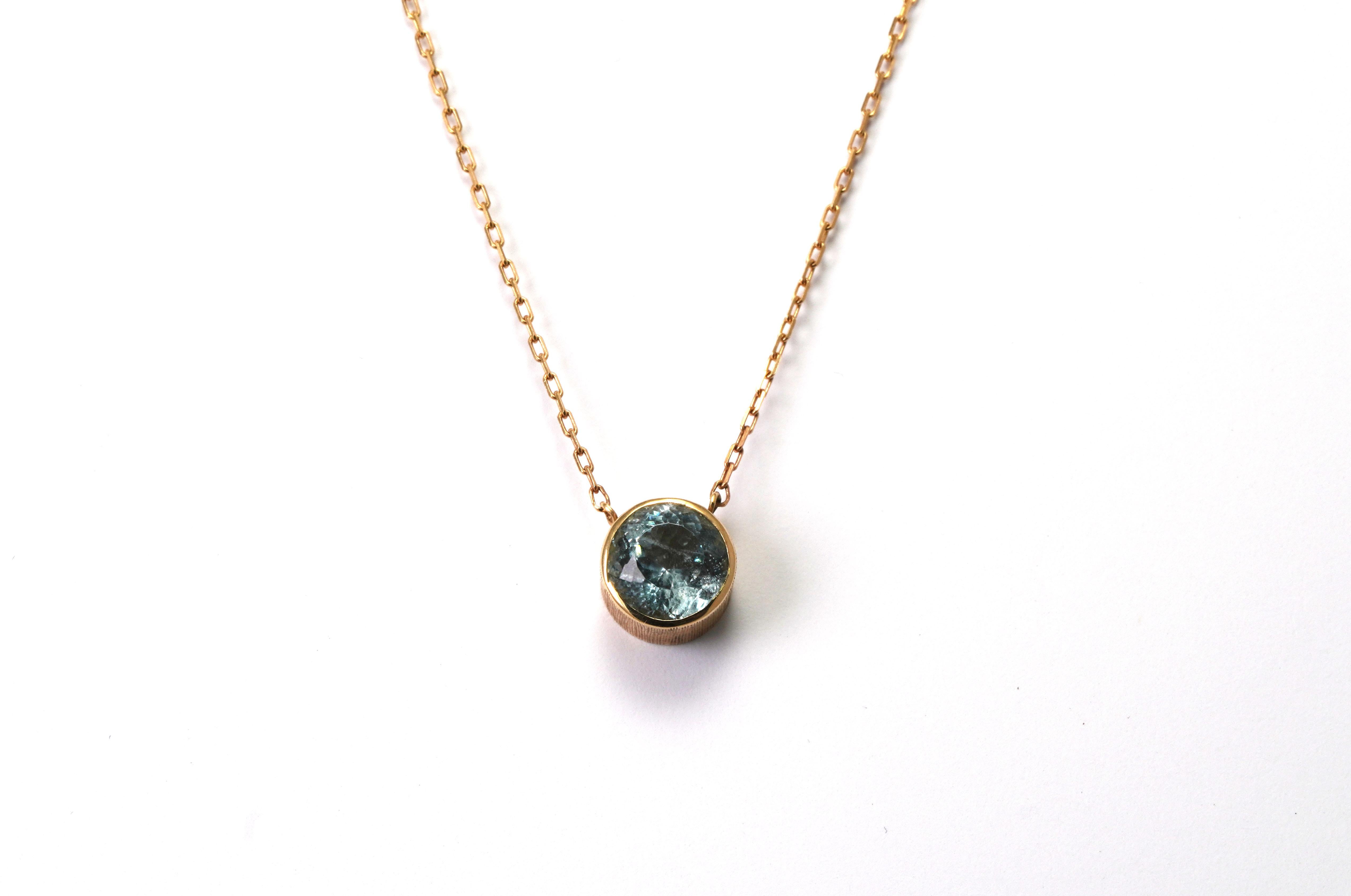 14 kt Gold Necklace with Aquamarine
Gold color: Yellow
Dimensions: 41 cm Length
Total weight: 2.84 grams

Set with:
- Aquamarine
Cut: Round
Weight: 2.29 carat
Color: Blue