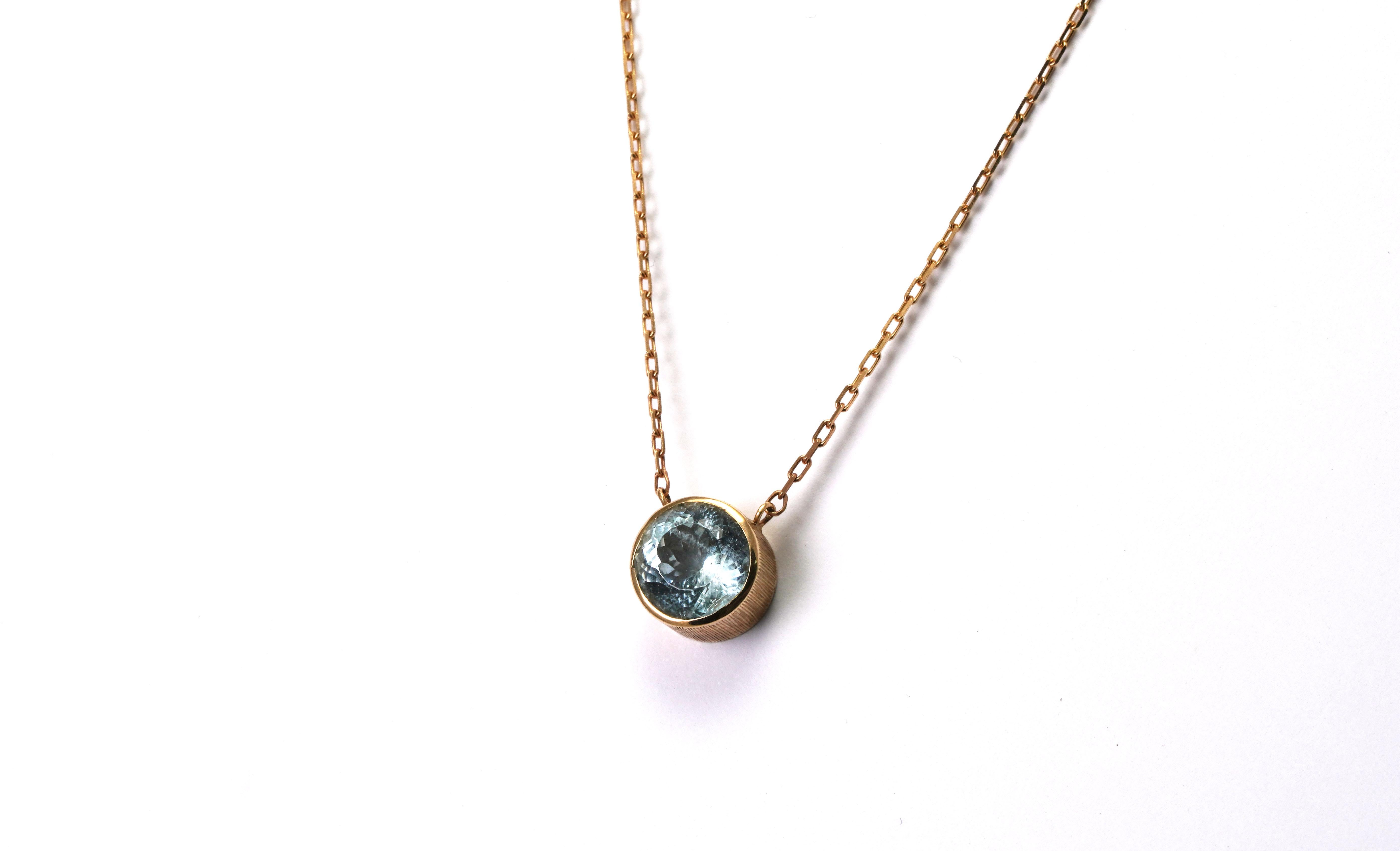 Round Cut 14 kt Yellow Gold Aquamarine Necklace For Sale