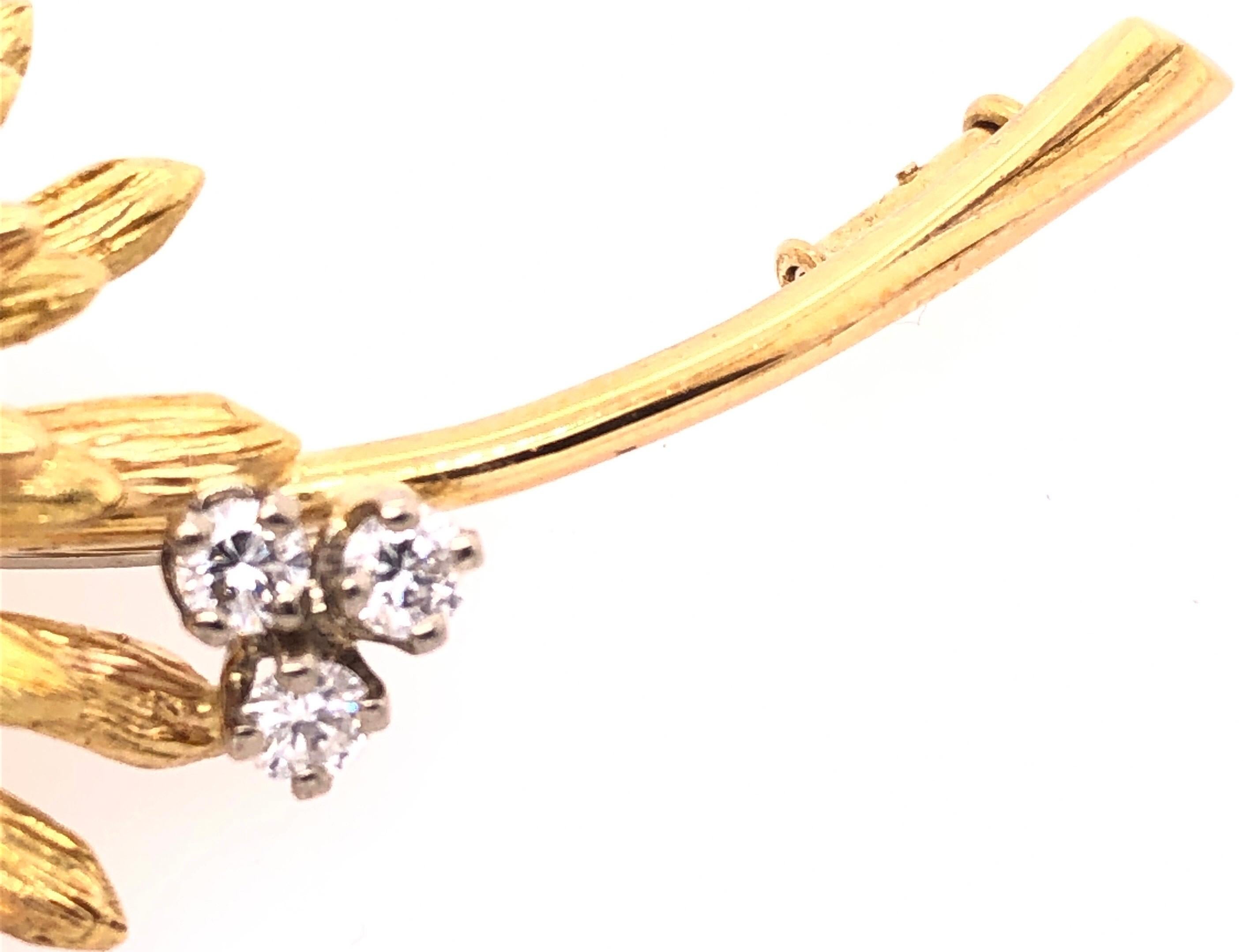 14 Karat Yellow Gold Brooch Pin Center Sapphire and Surrounding Diamonds For Sale 1