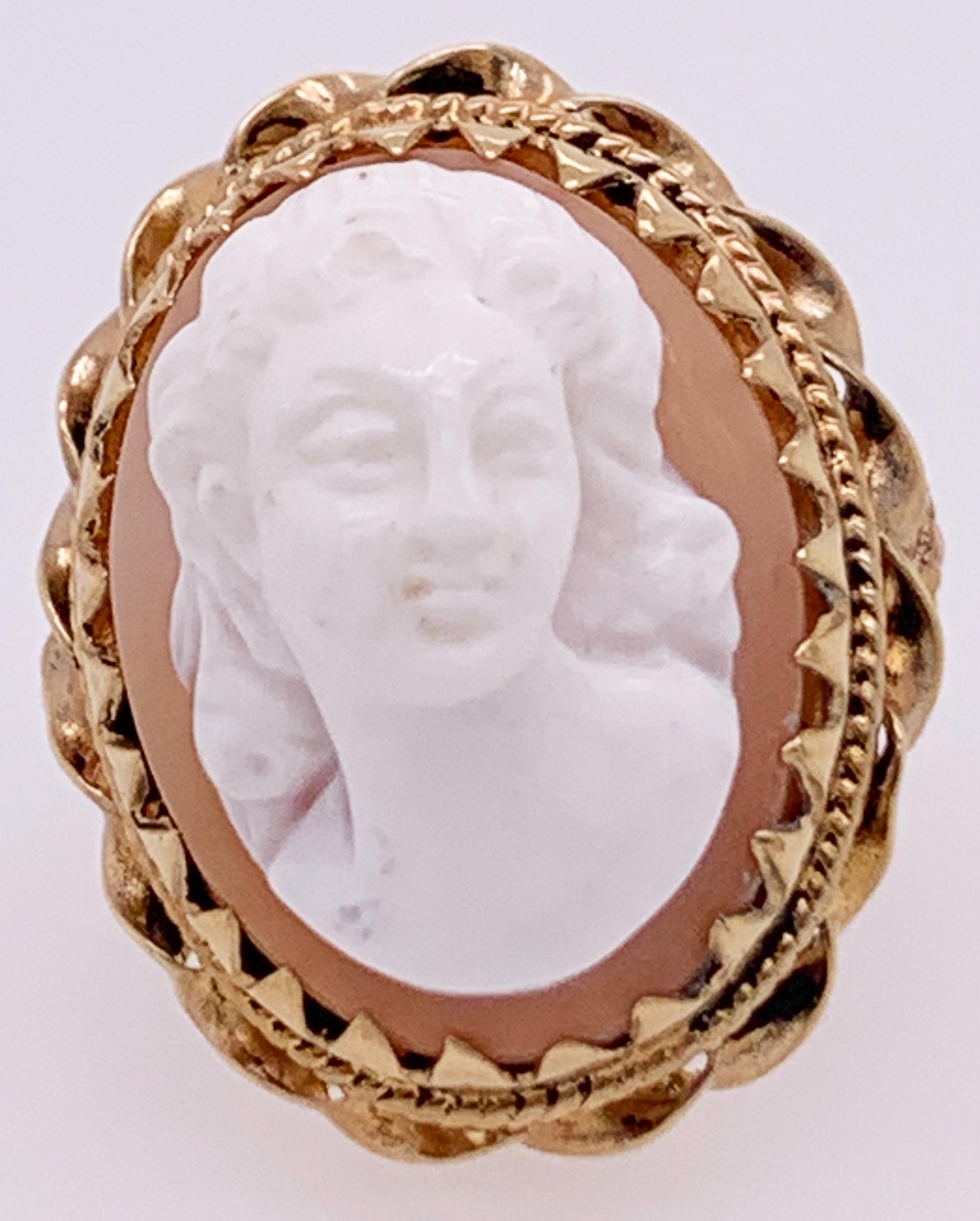 14 Karat Yellow Gold Cameo Ring 8.22 Grams Total In Good Condition For Sale In Stamford, CT