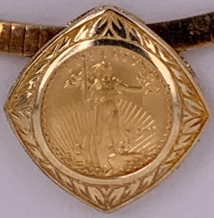 Collana con ciondolo a forma di moneta in oro giallo 14 carati 32 grammi in totale, Italia