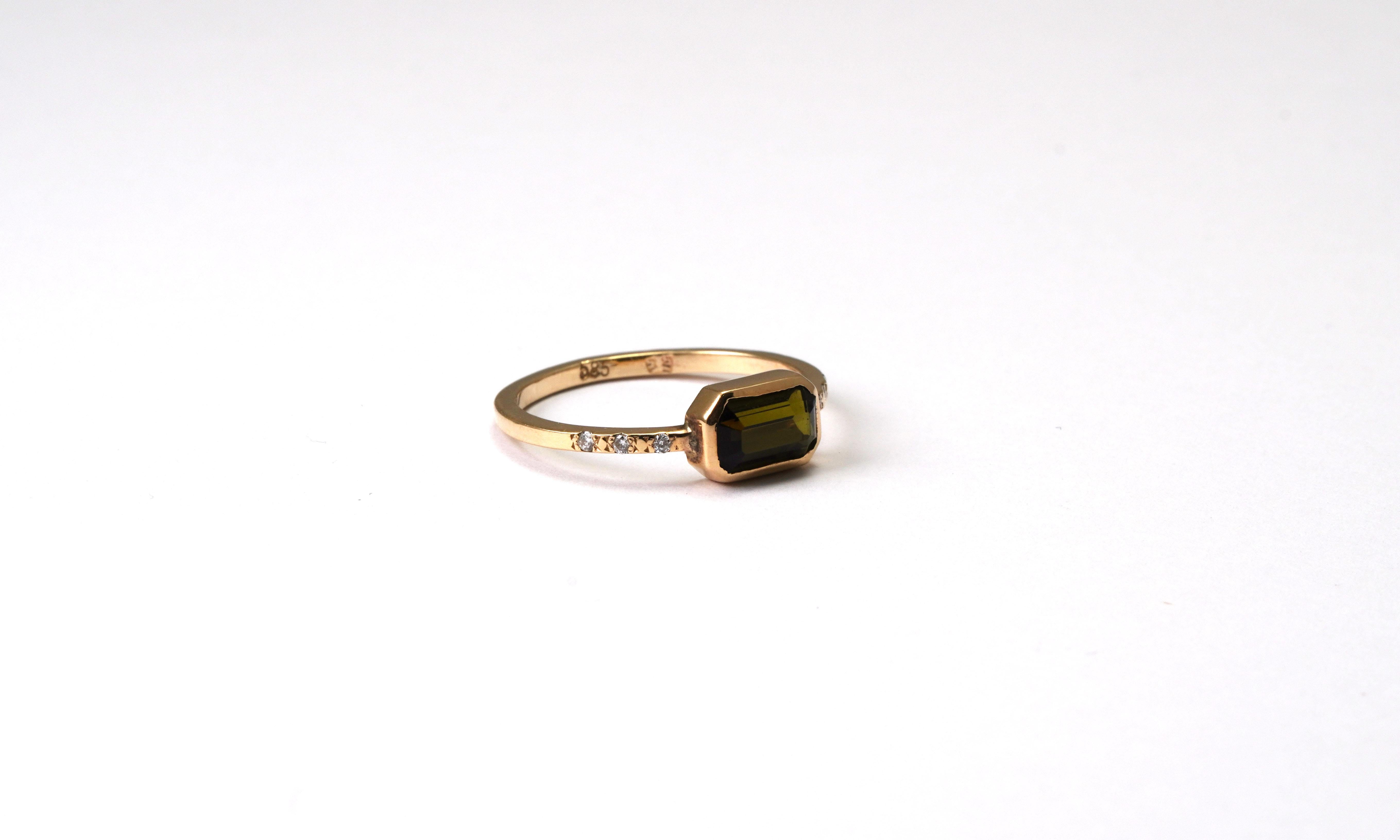 14 kt Gold Ring with Green Tourmaline and Diamonds
Gold color: Yellow
Ring size: 5 US
Total weight: 1.35 grams

Set with:
- Tourmaline
Cut: Emerald
Color: Green
Weight: 0.86 carats

- 6 Diamonds of total: 0.04 ct
Cut: Brilliant