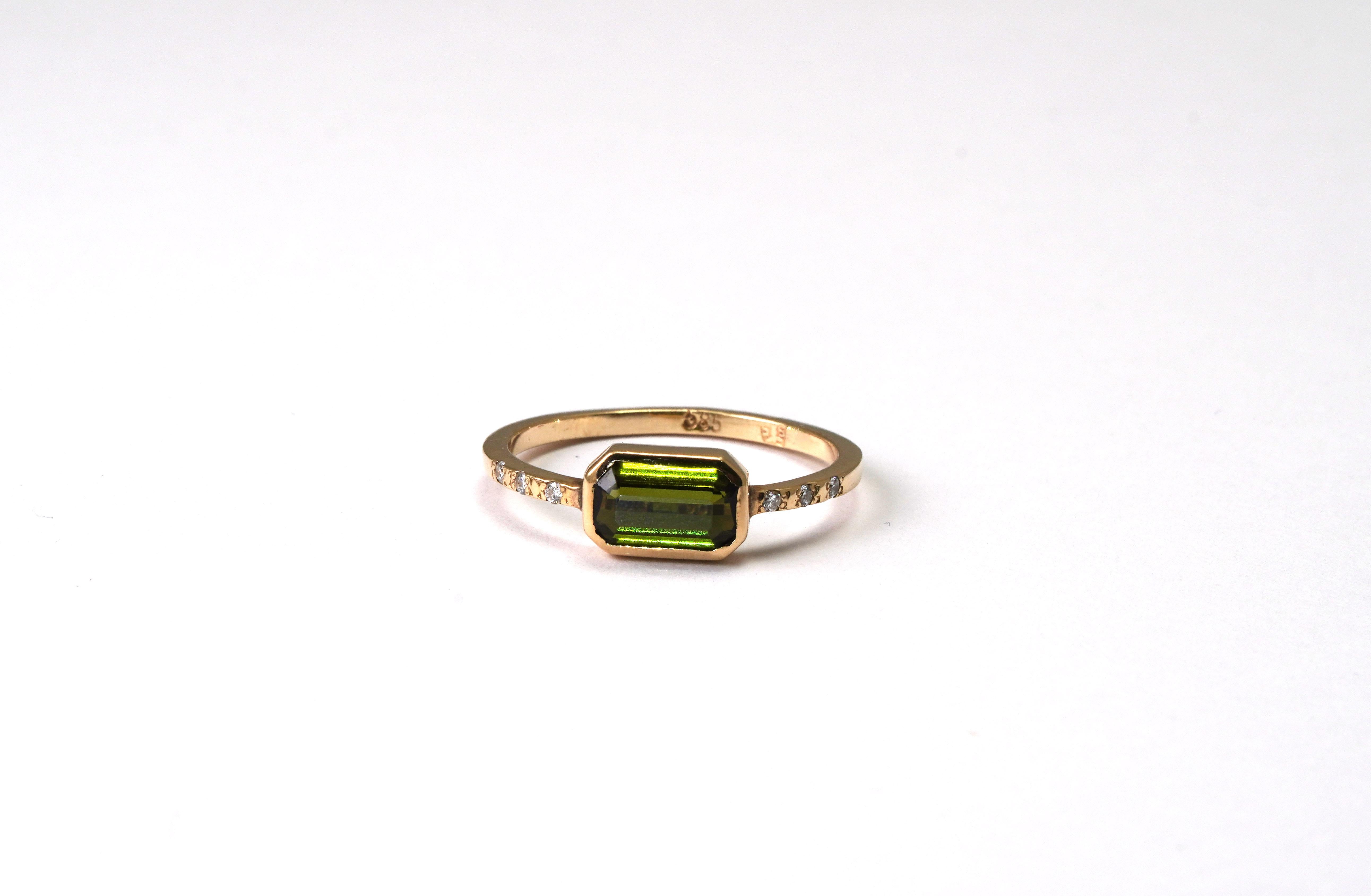 Modern 14 Kt Yellow Gold Green Tourmaline Diamond Ring For Sale
