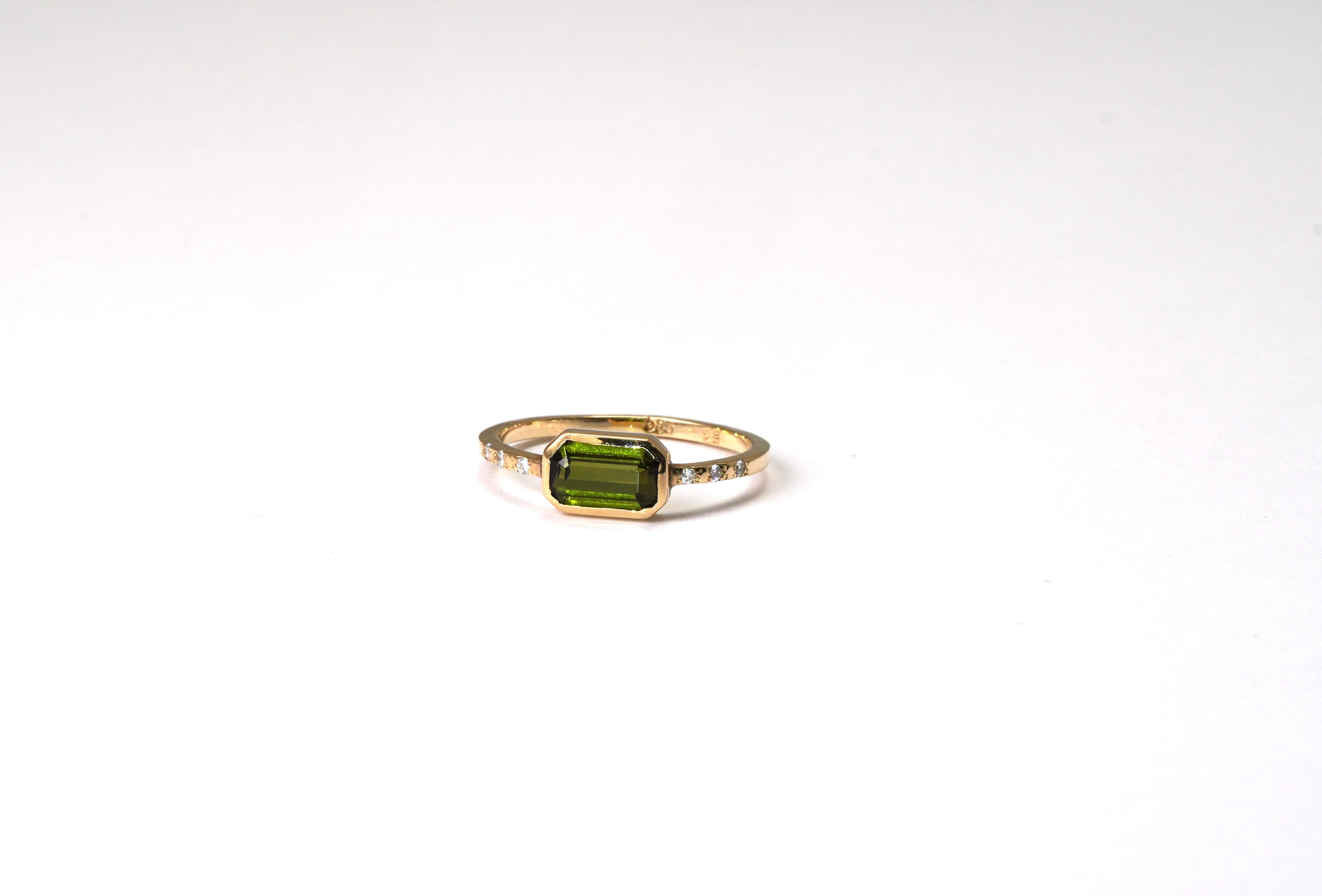 14 Kt Yellow Gold Green Tourmaline Diamond Ring In New Condition For Sale In София, BG
