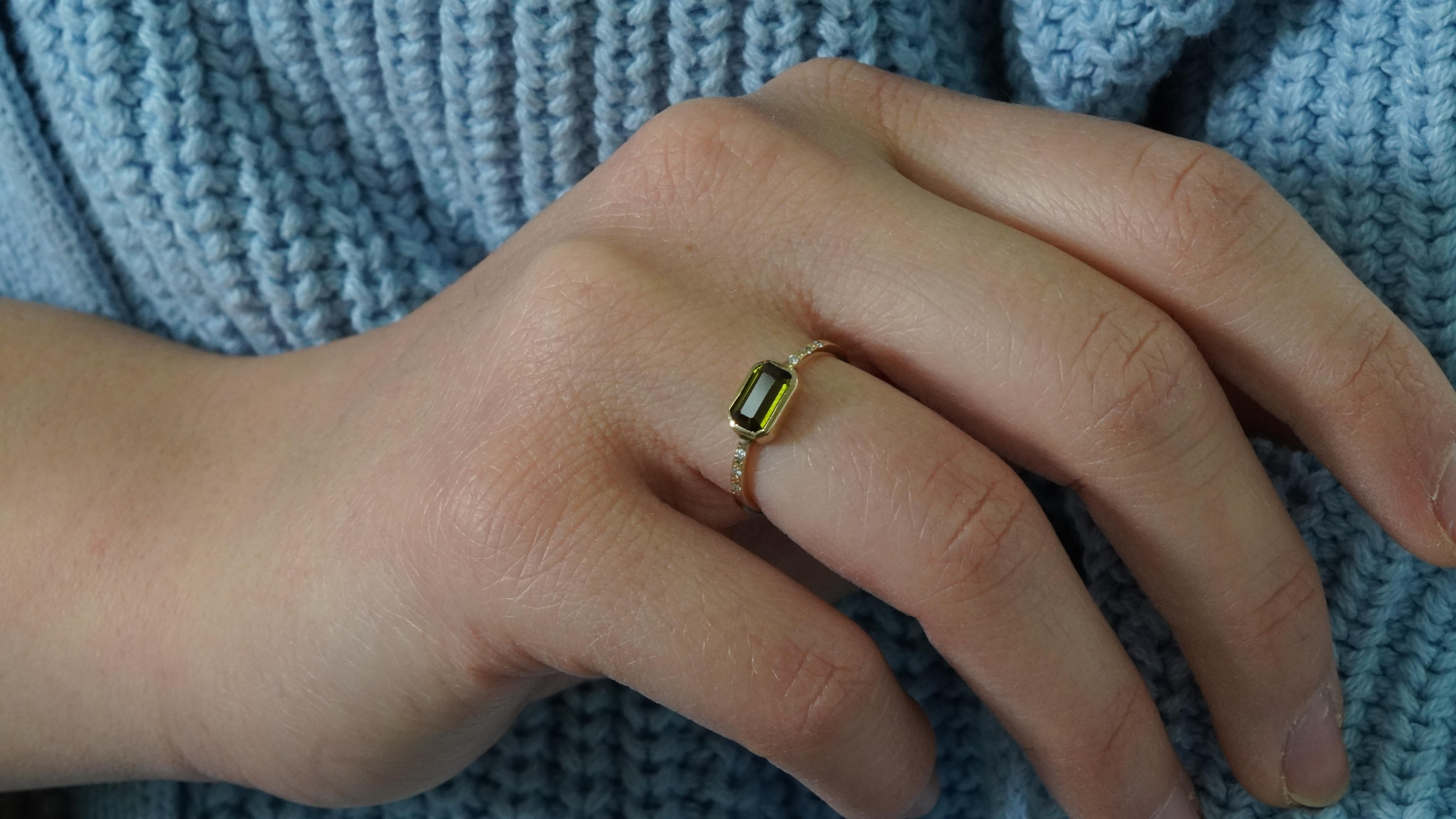 Women's 14 Kt Yellow Gold Green Tourmaline Diamond Ring For Sale
