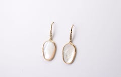 Orecchini in oro giallo 14 carati con diamanti e madreperla