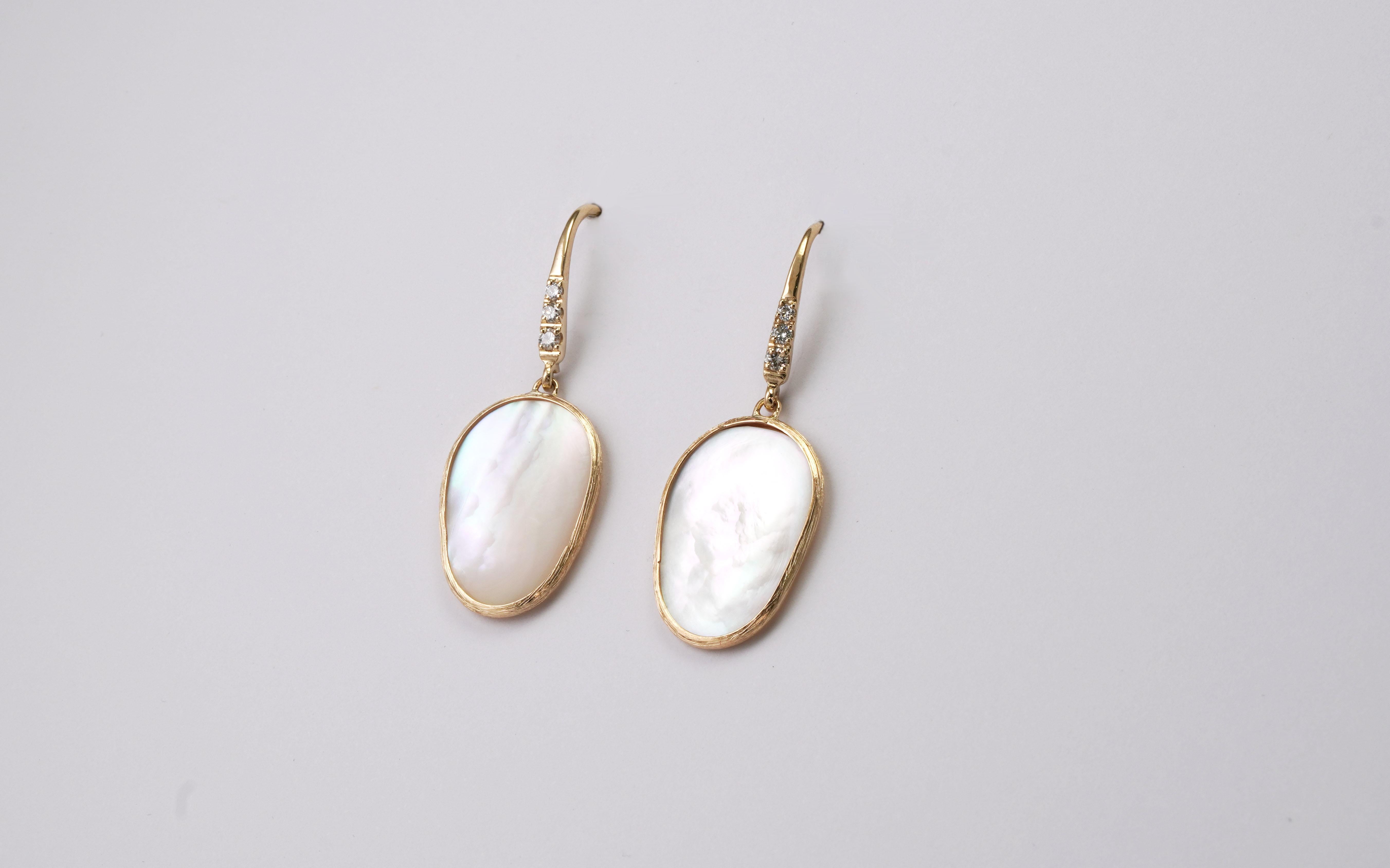 Brilliant Cut 14 Karat Yellow Gold Mother of Pearl Diamond Earrings For Sale