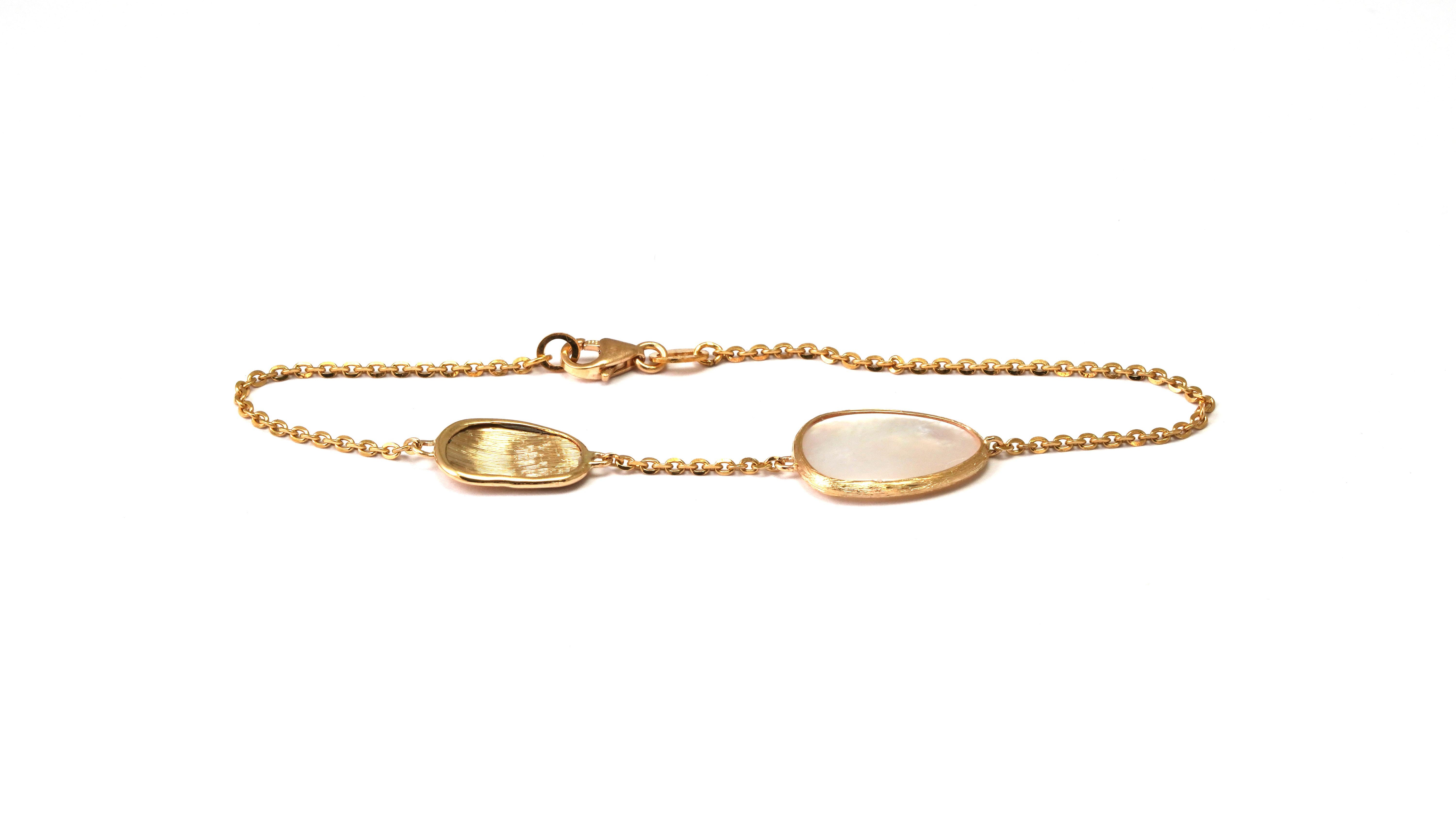 14 kt. Yellow Gold Bracelet with Mother of Pearl
Gold color: Yellow
Dimensions: 17 cm (Length). 
Total weight: 2.34 grams 

Set with:
- Mother of Pearl
Cut: Cabochon