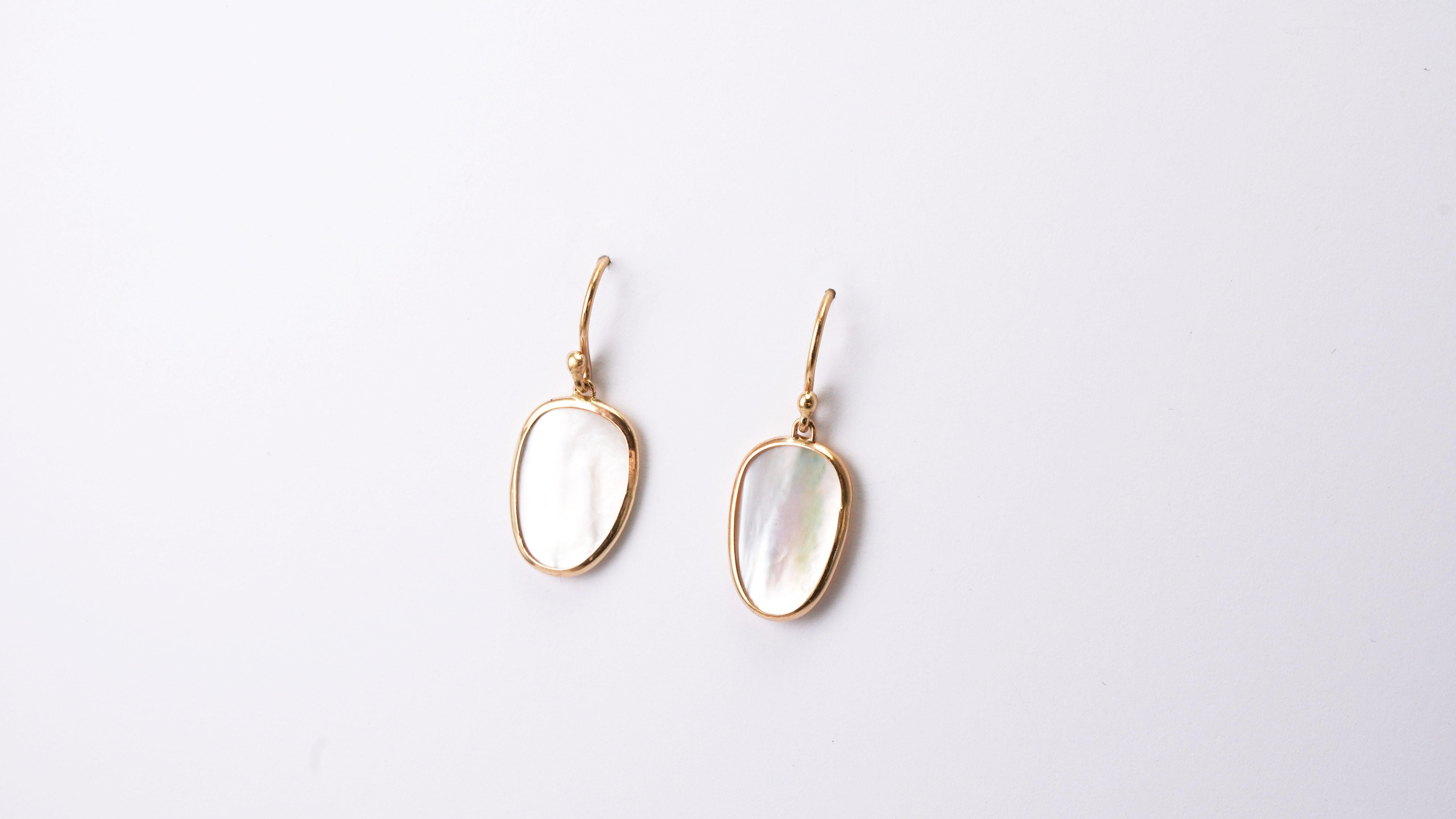 14 kt Gold pair of earrings with Mother of Pearl ( Nacre )
Gold color: Yellow
Dimensions: 28 mm height
Total weight: 2.30 grams

Set with:
- Mother of Pearl ( Nacre )
Cut: Cabochon
Color: White
