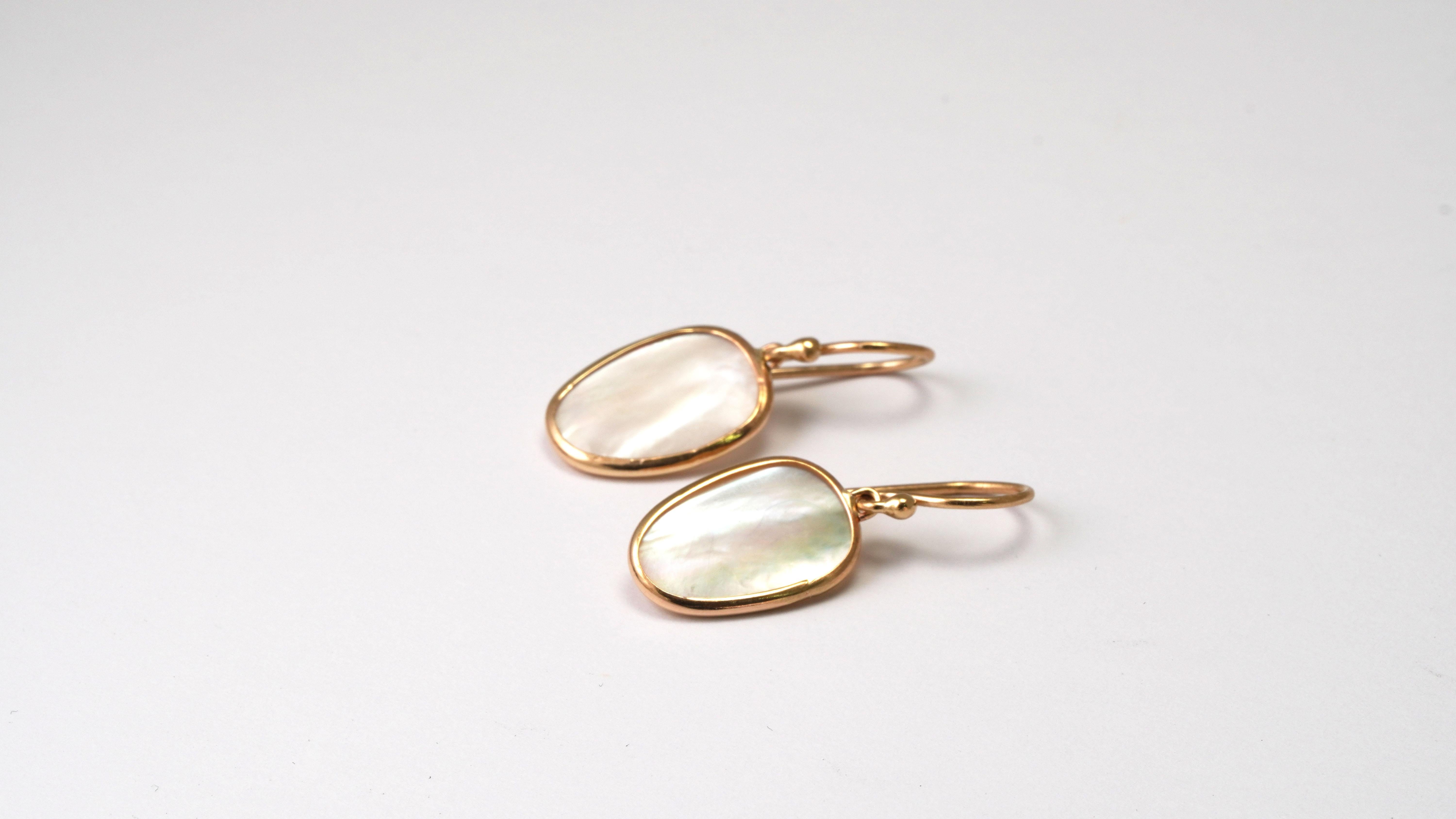 14 Karat Yellow Gold Mother of Pearl 'Nacre' Earrings In New Condition For Sale In София, BG