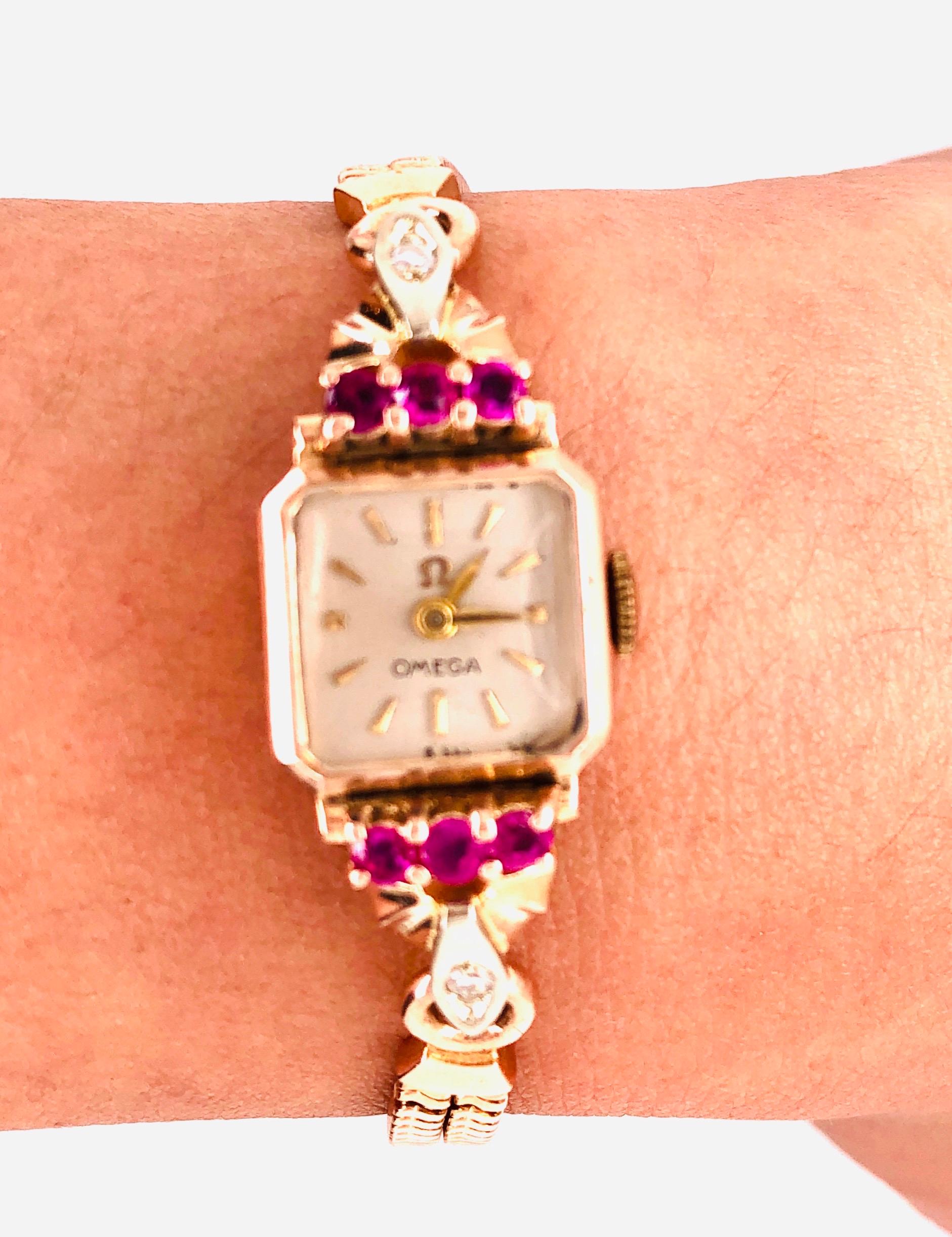 montre-bracelet Omega pour femmes en or jaune 14 carats, 17 rubis, non ajustée avec plusieurs petites pierres. Il pèse 15,7 grammes sans les travaux intérieurs. 
Omega Watch Co.

Lia