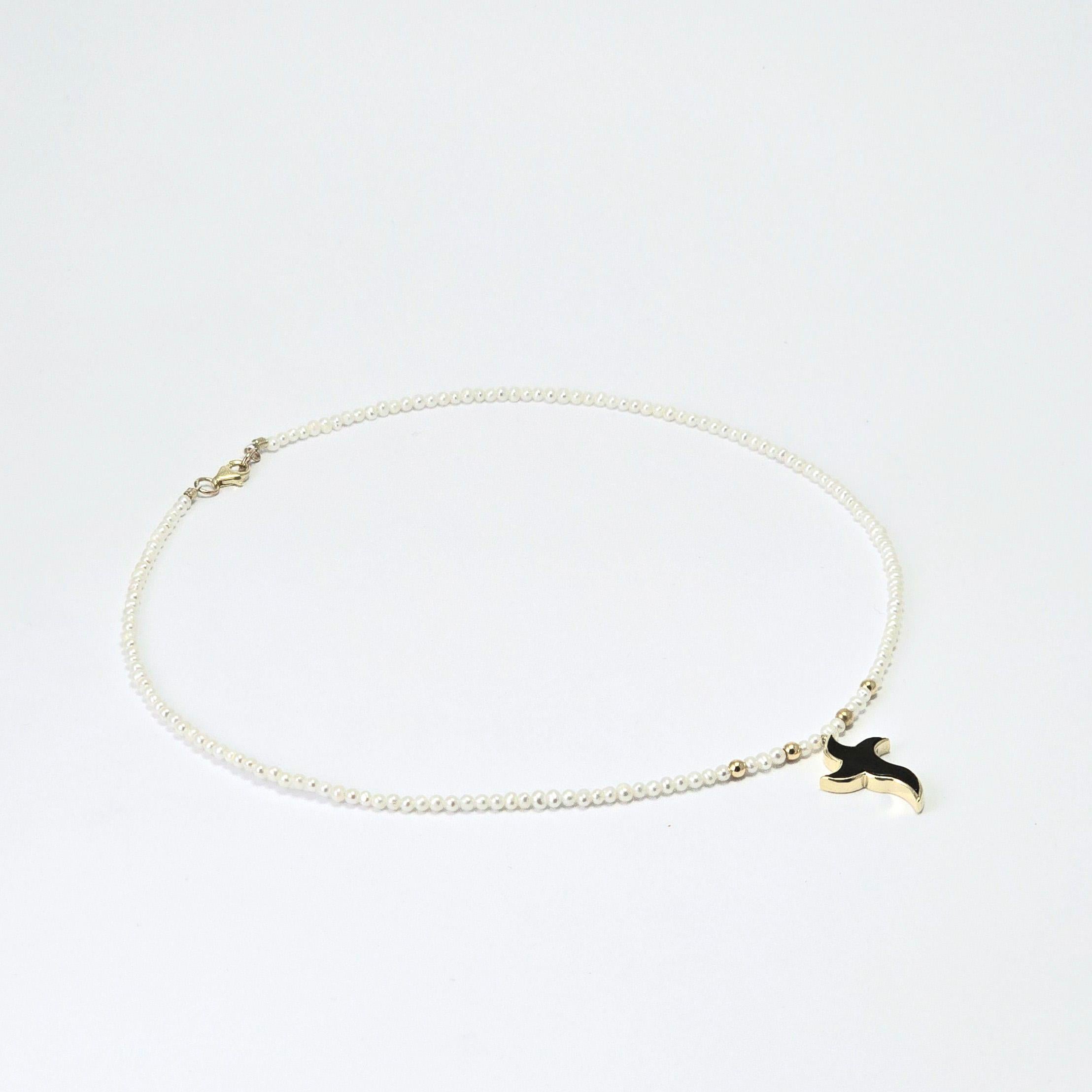 14 kt Yellow Gold Onyx Cross & Freshwater Pearl Necklace In New Condition For Sale In София, BG