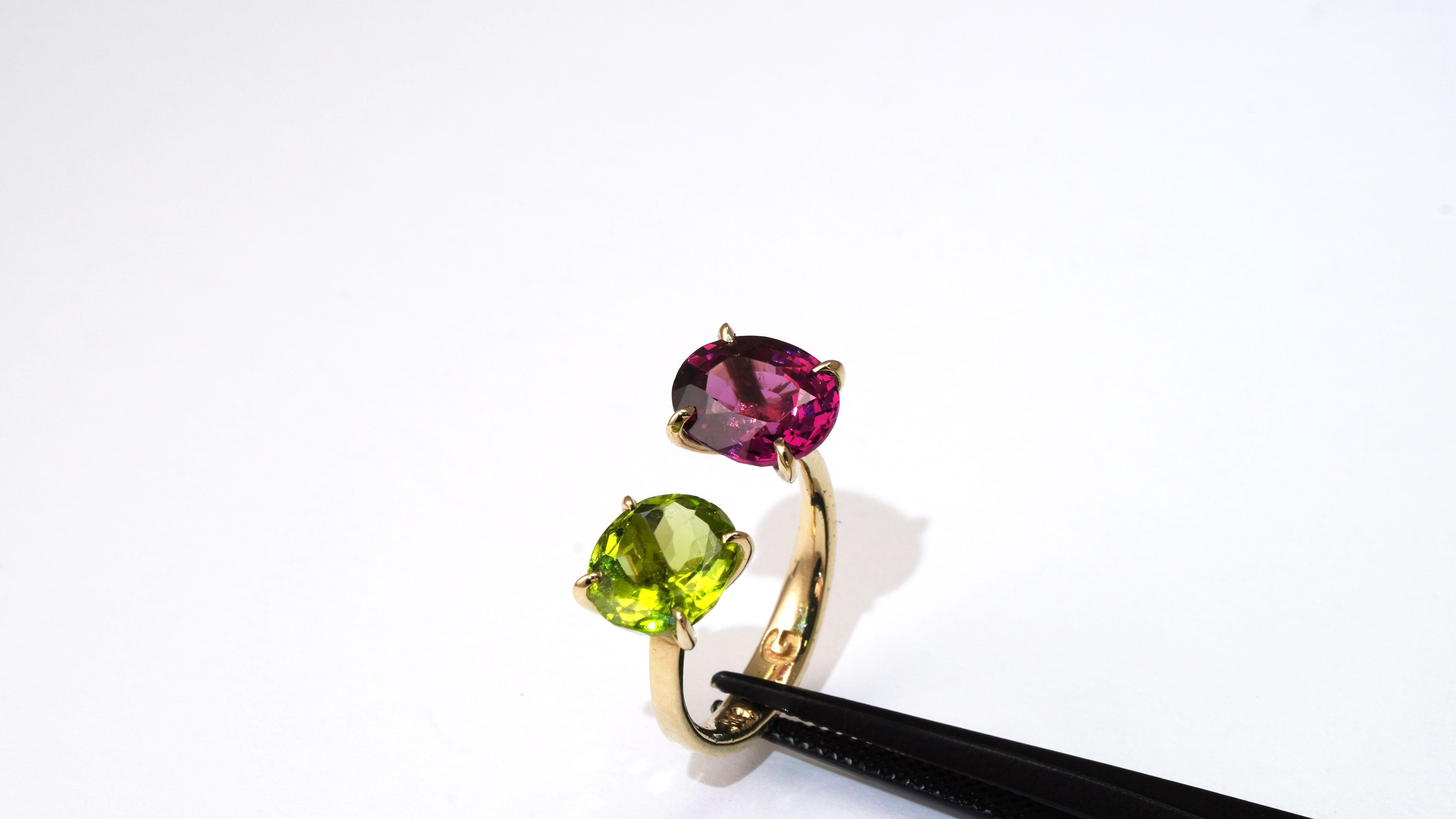 14 kt Gold Ring with Peridot and Purple Rhodolite Garnet
Gold color: Yellow
Ring size: 4 US
Total weight: 2.64 grams

Set with:
- Peridot
Cut: Mix
Weight: 1.92 carat
Color: Green
- Rhodolite Garnet
Cut: Mix
Weight: 2.45 carat
Color: Purple