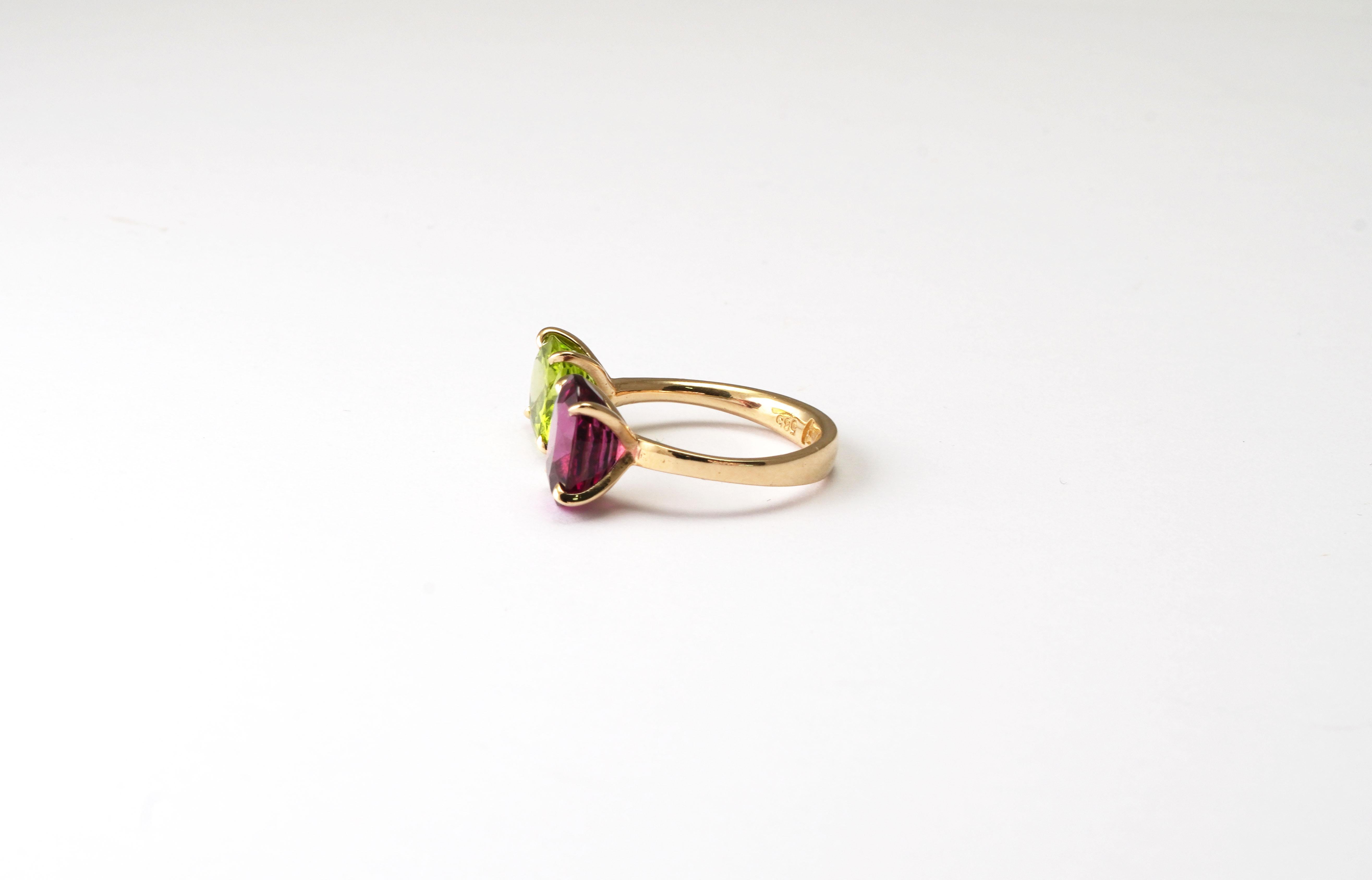 14 Karat Yellow Gold Peridot Rhodolite Garnet Ring In New Condition For Sale In София, BG