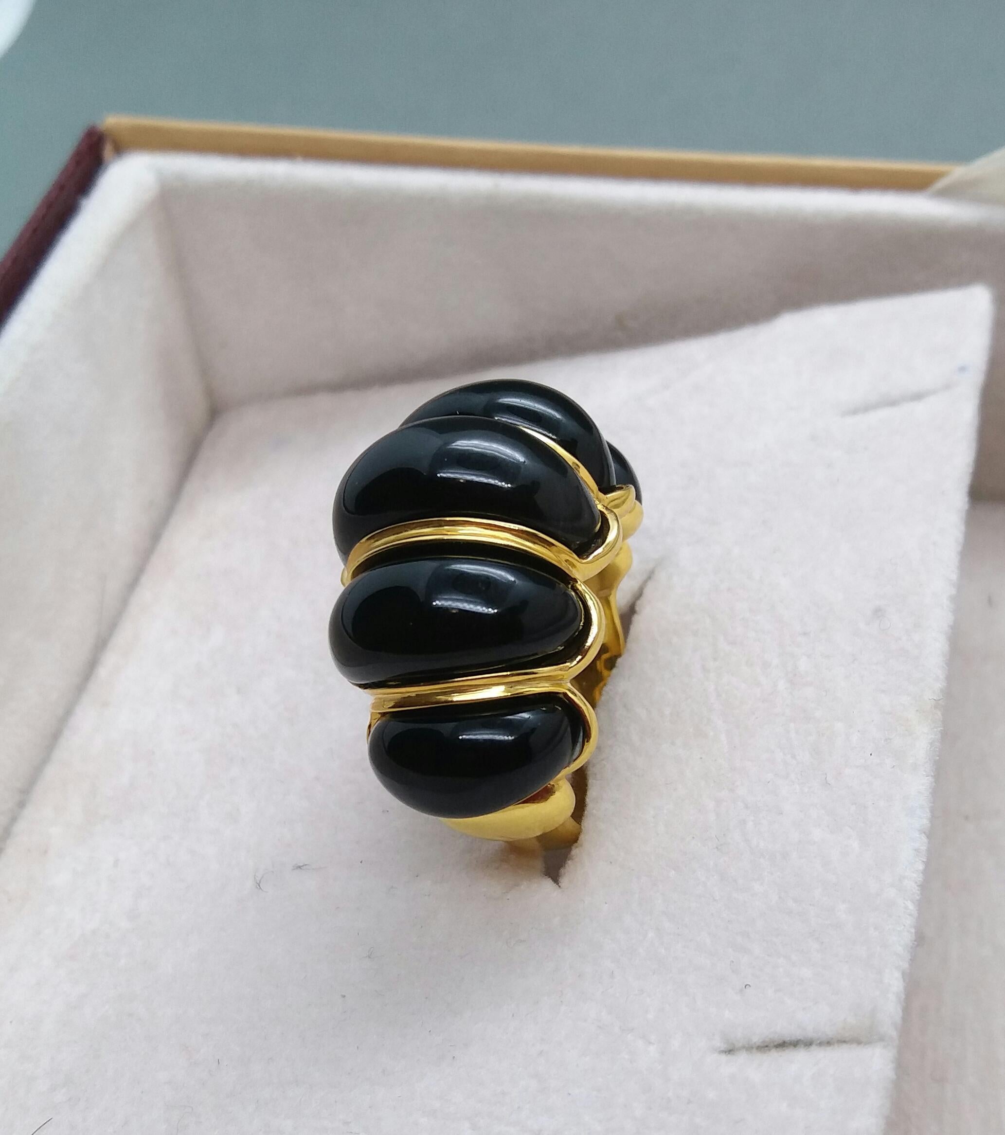 Completely handmade 14 Kt yellow gold ring including 5 domed Black Onyx domed sectors precisely set .
n 1978 our workshop started in Italy to make simple-chic Art Deco style jewellery, completely handmade and using the typical gemstones of that