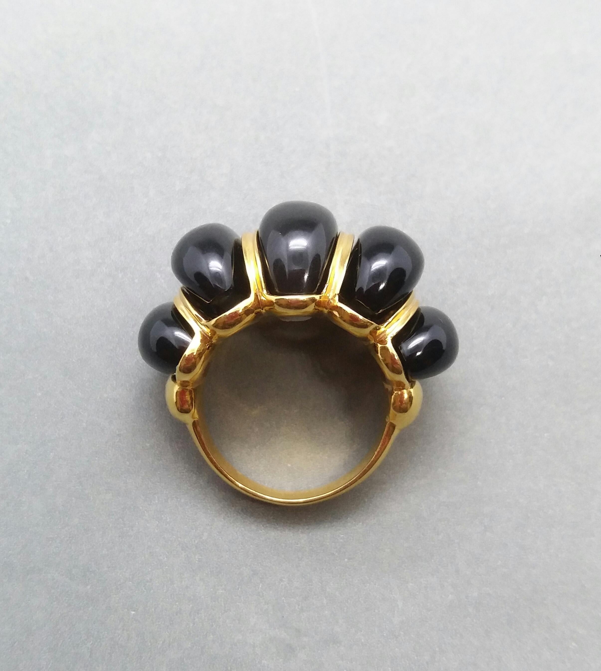 14 Kt Yellow Gold Ring with 5 Black Onyx Domed Sectors Cocktail Ring In Good Condition For Sale In Bangkok, TH