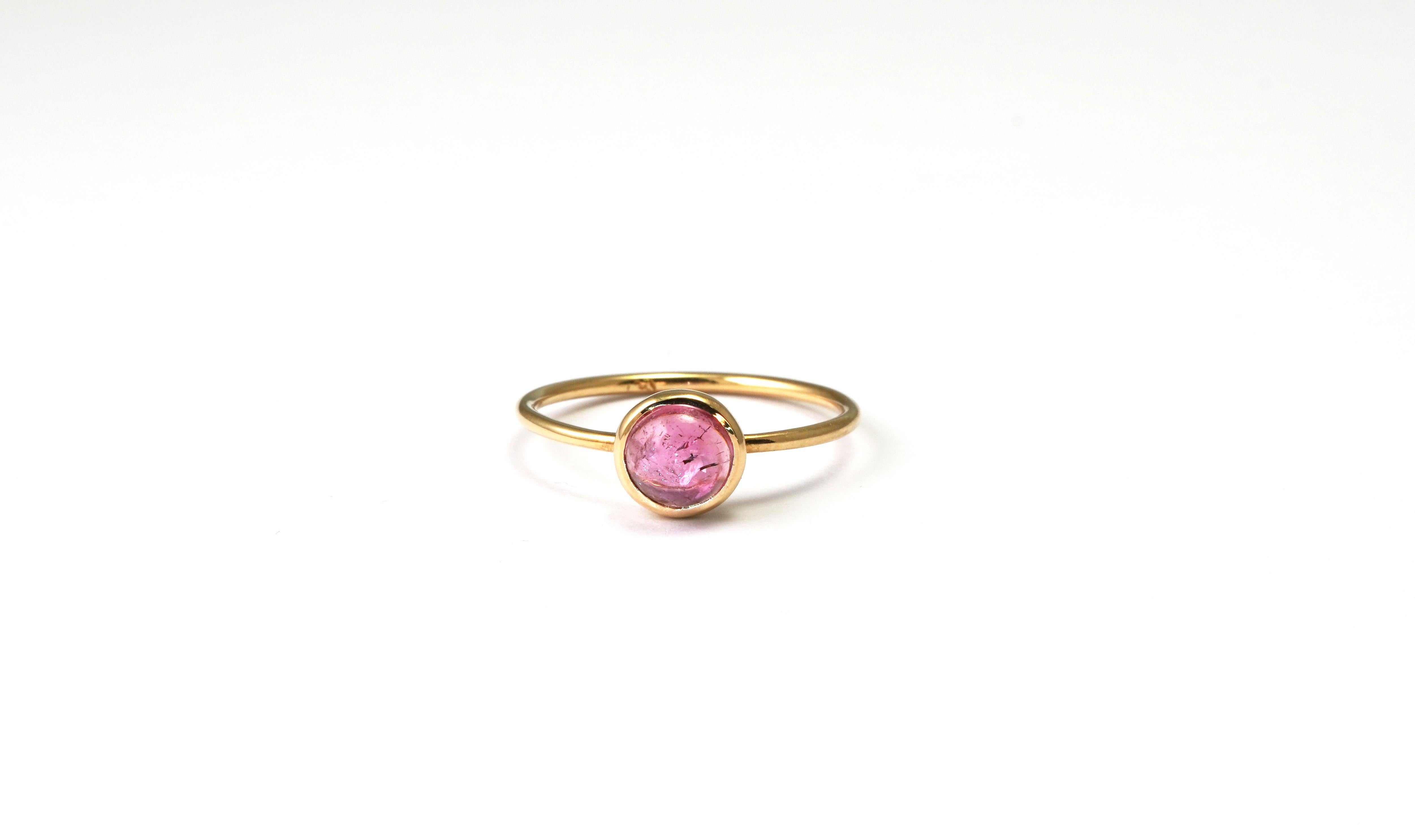 14 kt Gold ring with Tourmaline Rubellite
Gold color: Yellow
Ring size: 6 US
Total weight: 1.24 grams

Set with:
- Tourmaline Rubellite
Cut: Cabochon
Weight: 1.06 ct
Color: Rose