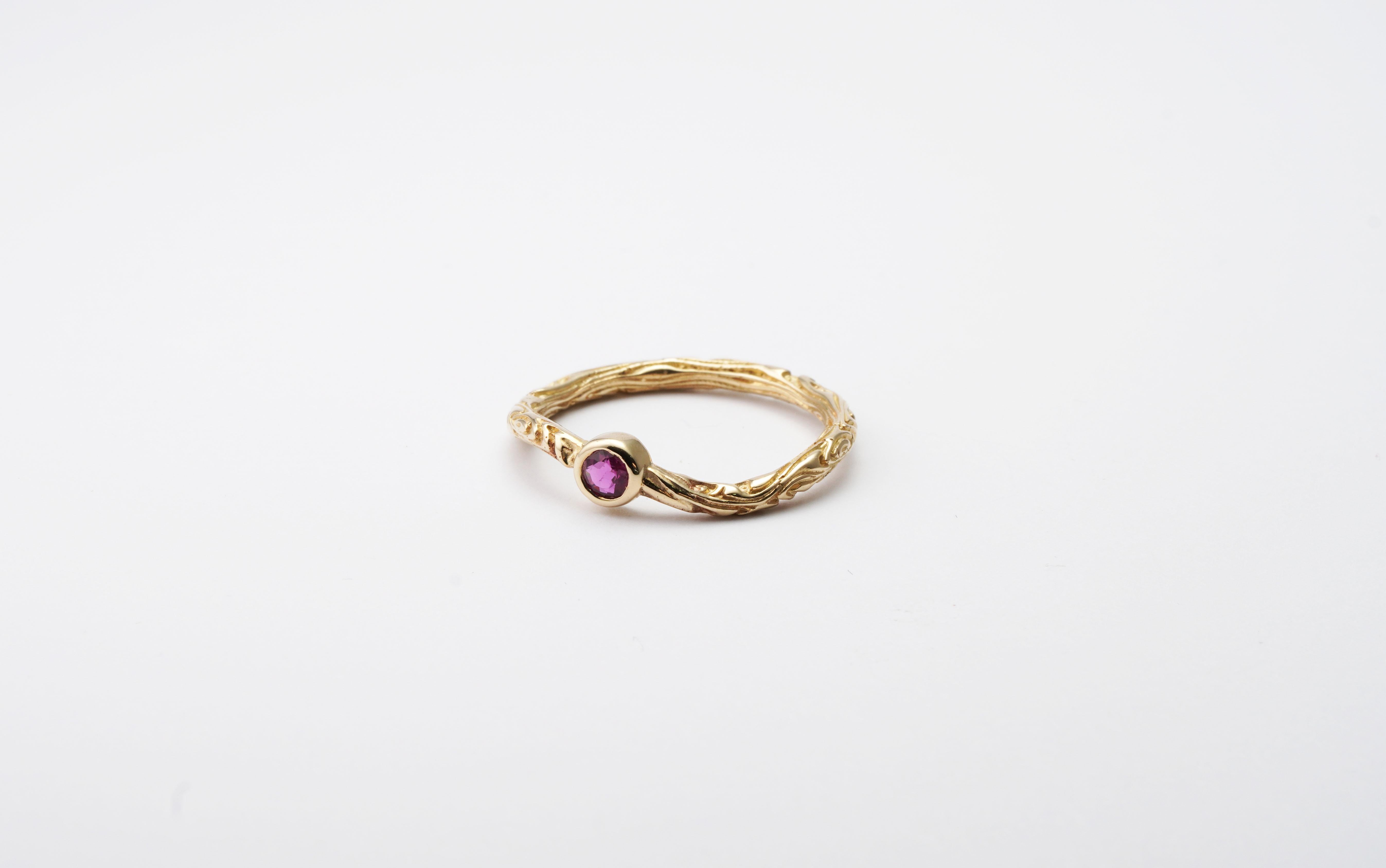 14 kt Gold ring with Ruby
Gold color: Yellow
Ring size: 6 1/2 US
Total weight: 2.30 grams

Set with:
- Ruby
Cut: Brilliant
Color: Red