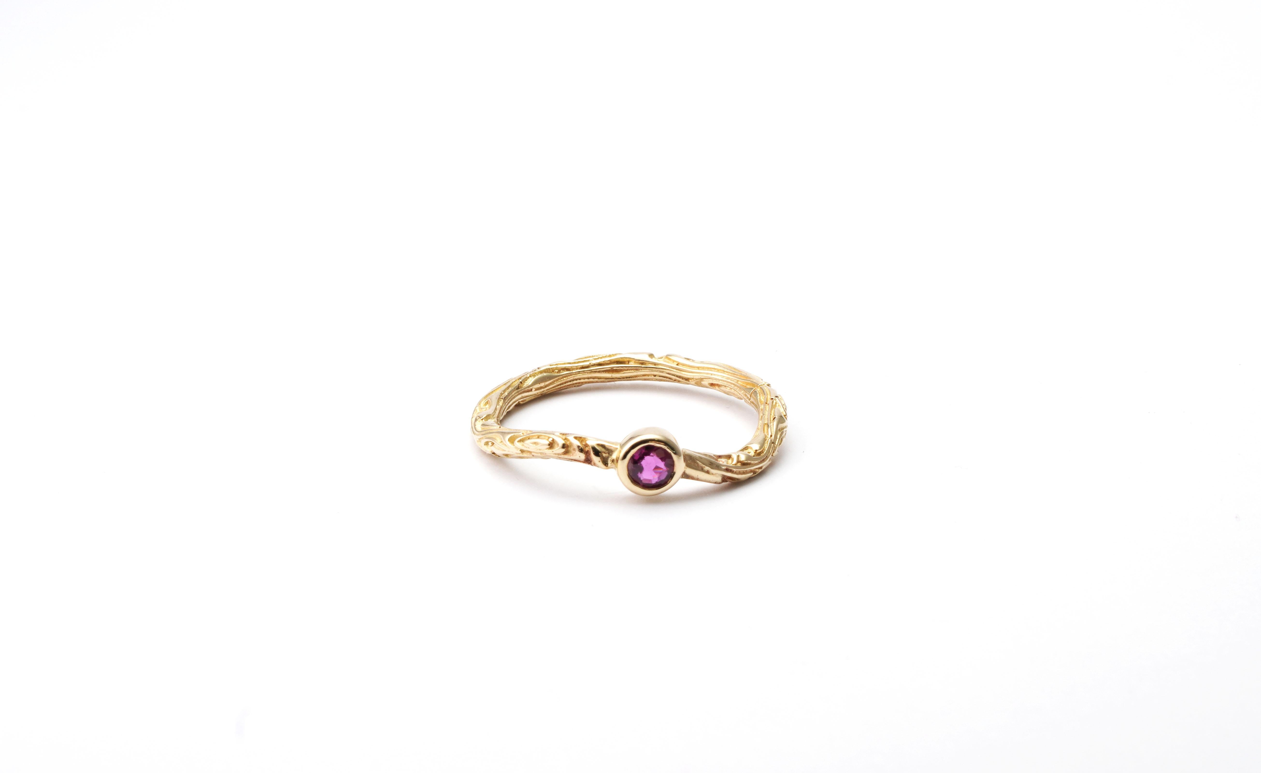 Modern 14 kt Yellow Gold Ruby Ring For Sale