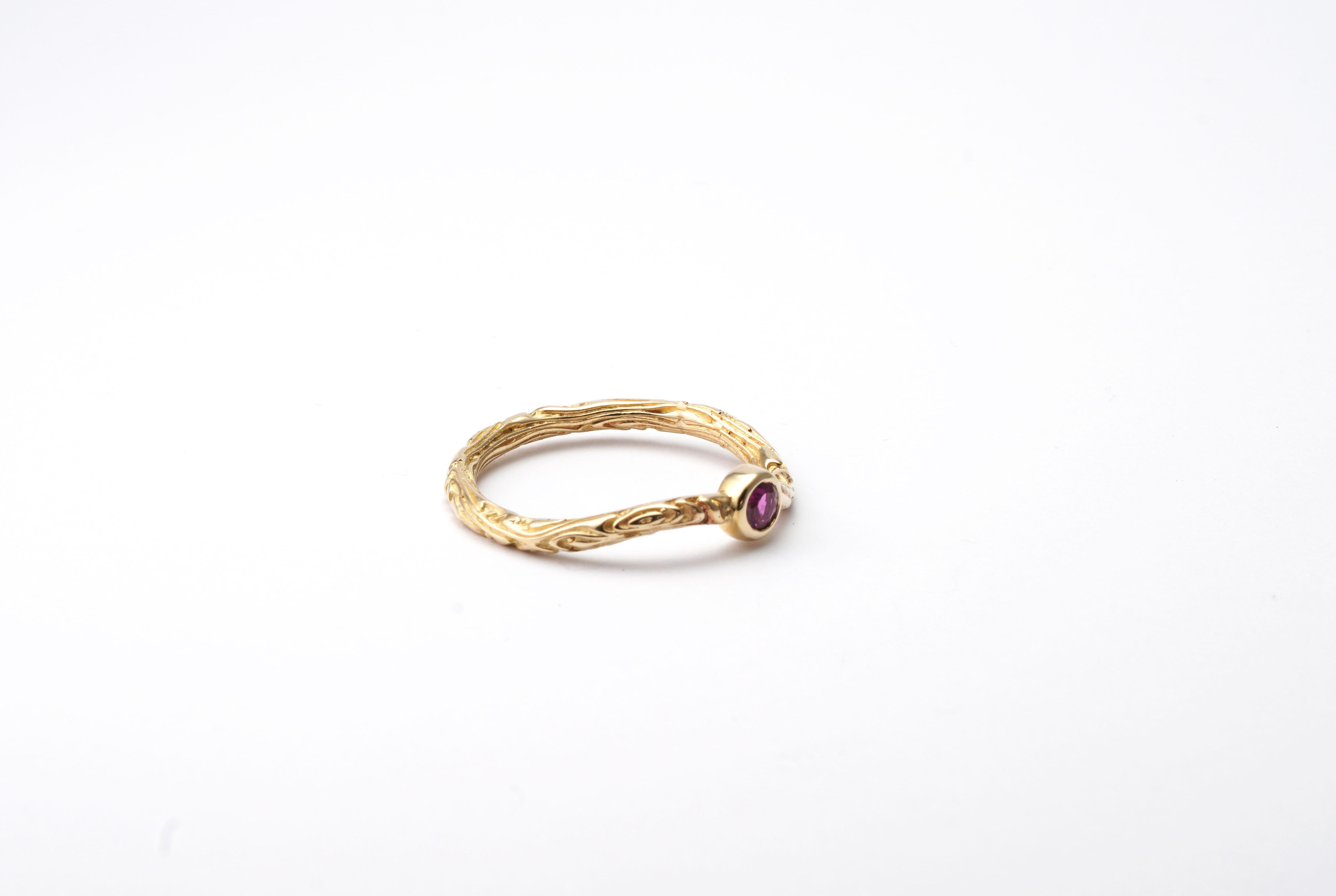 Brilliant Cut 14 kt Yellow Gold Ruby Ring For Sale