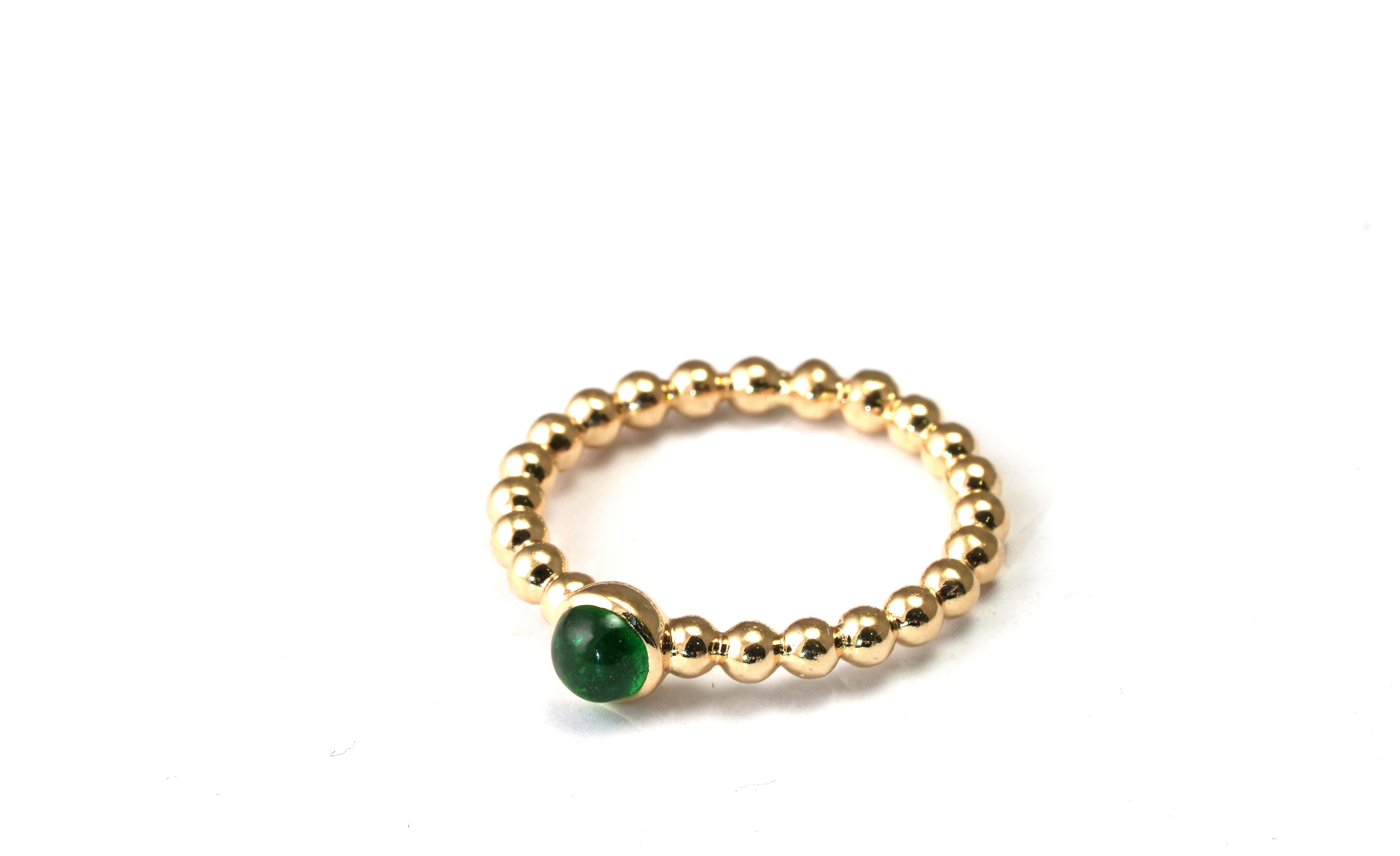 14 kt Gold Ring with Tsavorite Garnet
Gold Color: Yellow
Ring size: 5.25 US
Total weight: 2.66 grams

Set with:
- Tsavorite Garnet
Cut: Cabochon
Color: Green
Weight: 0.50 Carat