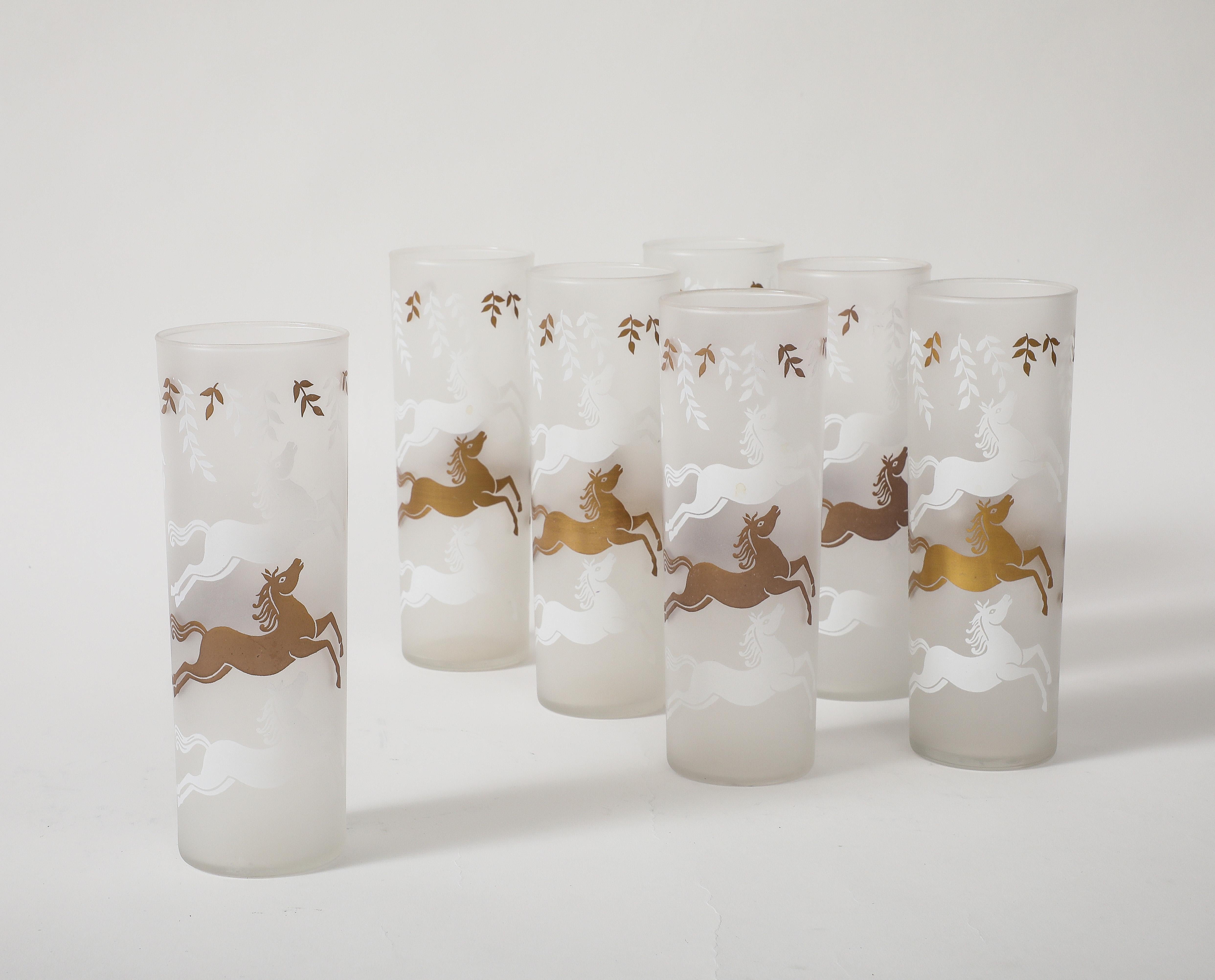 Copas de cóctel esmeriladas de mediados de siglo con caballos al galope en blanco y dorado. 14 en total incluidas en este set.