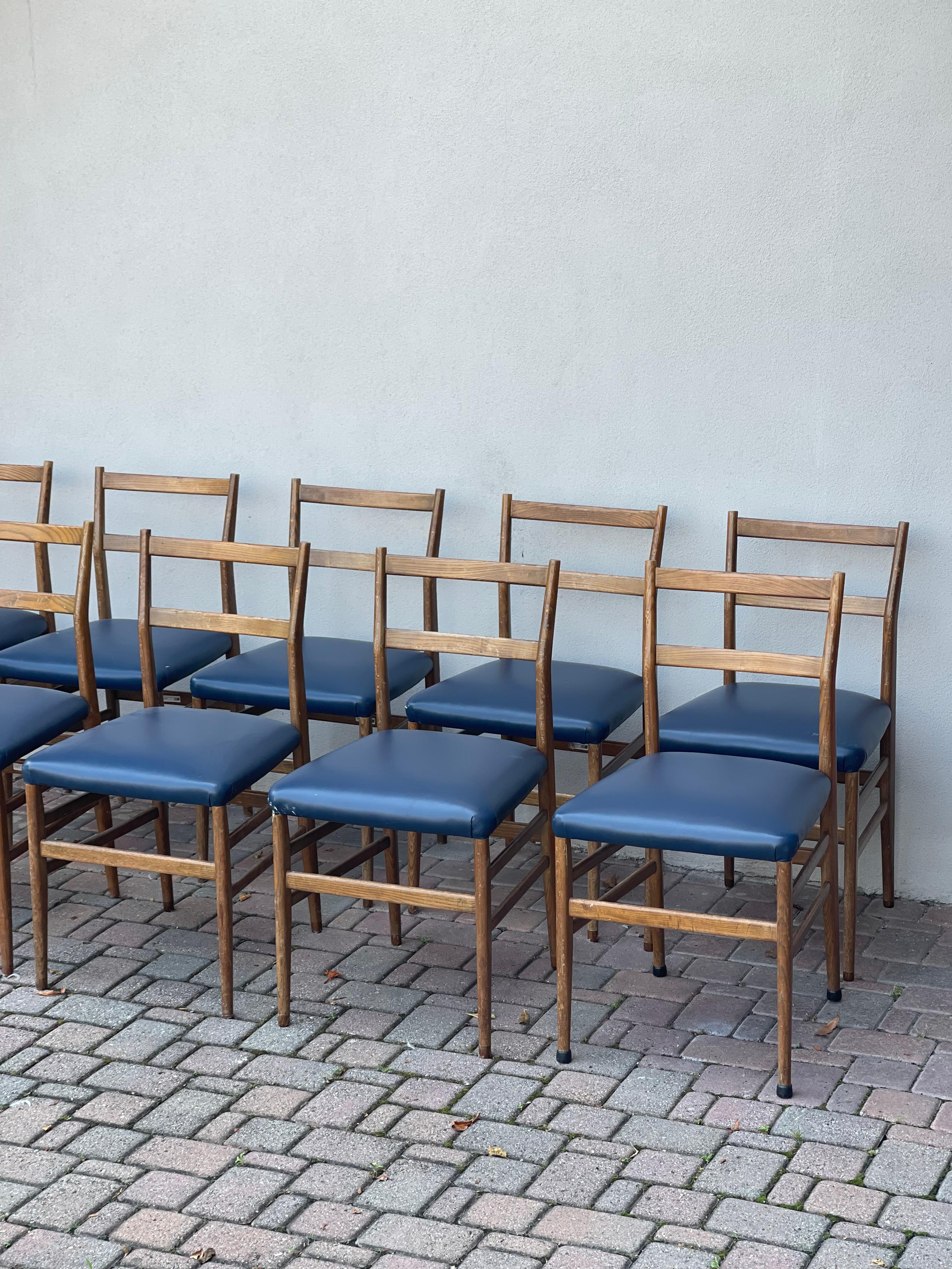 14 Mid Century Italian Dining Chairs, By Gio Ponti - Wood And Blue Leather -  For Sale 3