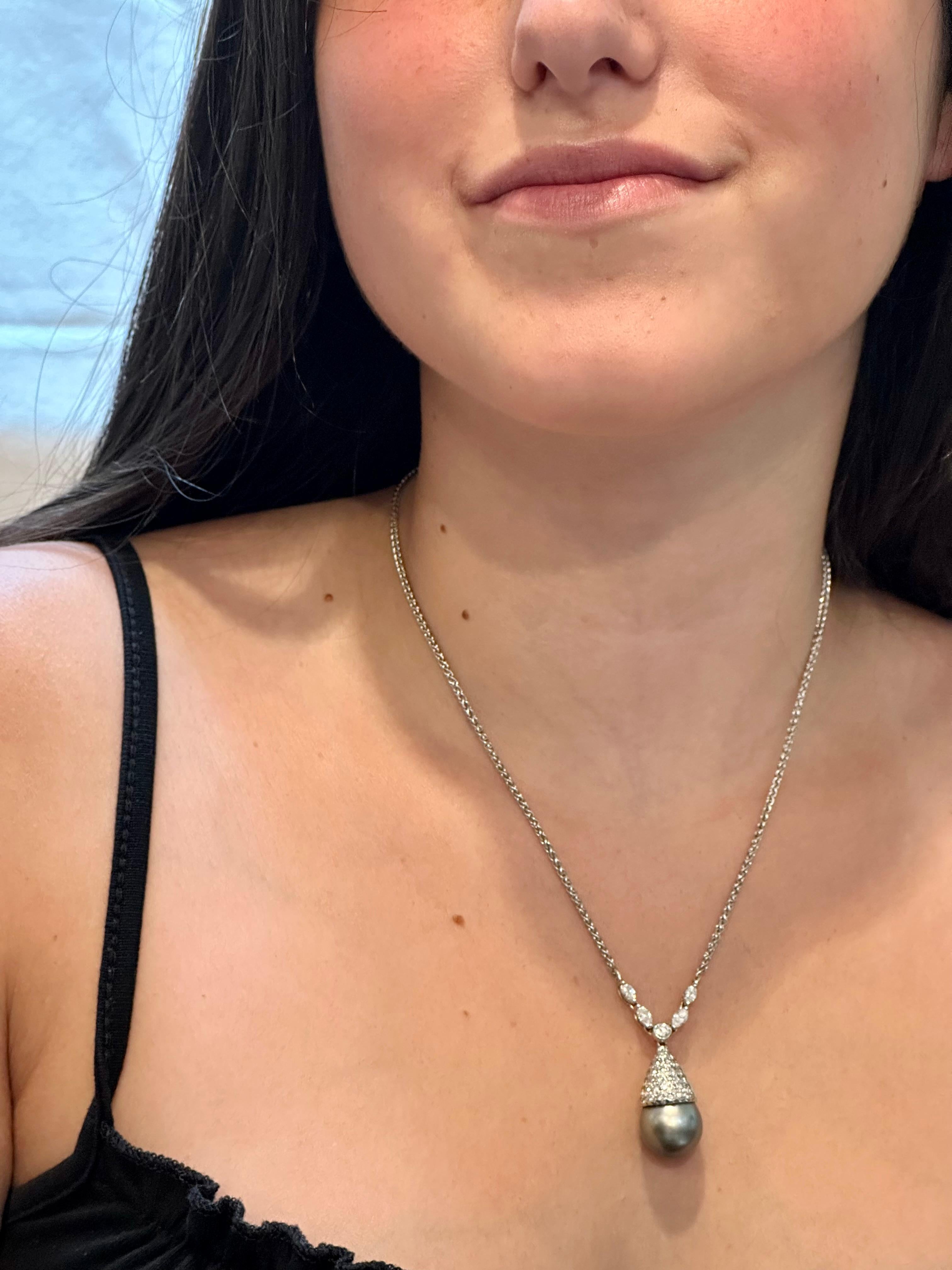 Perla nera rotonda di Tahiti da 14 mm e diamante da 2 carati in oro 14 Kt  Ciondolo / Collana in vendita 2